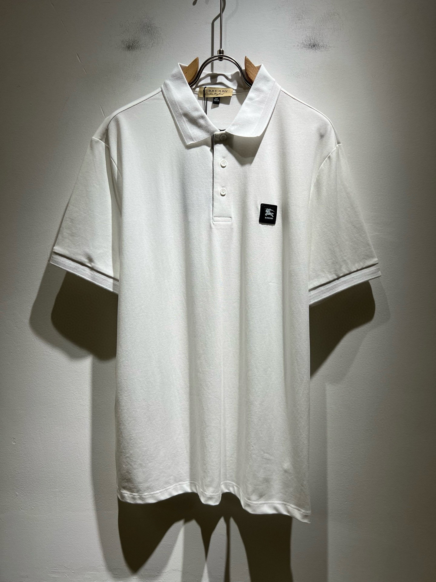 NO:519713,Bur*erry 2025 spring and summer new men's short-sleeved Polo shirt, the latest brand design element!  Neither monotonous nor complicated, it shows taste just right!  Customer-supplied top-quality custom bead flooring fabrics!  Comfortable, sweat-absorbing and breathable, the unique high-end fabric presents a simple and elegant temperament!  Chest logo badge design!  Full three-dimensional! Standard cutting design!  Every detail is a synchronized with high-end fashion. Size: M-4XL, burberry, T-shirt, alexander wang19860909Bur*erry 巴*莉 2025春夏新款男士短袖Polo衫,品牌最新设计元素！既不单调也不复杂,恰到好处的展现品味！客供顶级定制珠地棉面料！舒适吸汗透气根本不在话下,面料独具的高奢感呈现简约优雅气质！胸前logo徽章设计！饱满立体!标准裁剪设计！每一处细节都是与高端时尚同步的体现.尺码:M-4XL,,burberry,T-shirt,alexander wang,Men's clothing