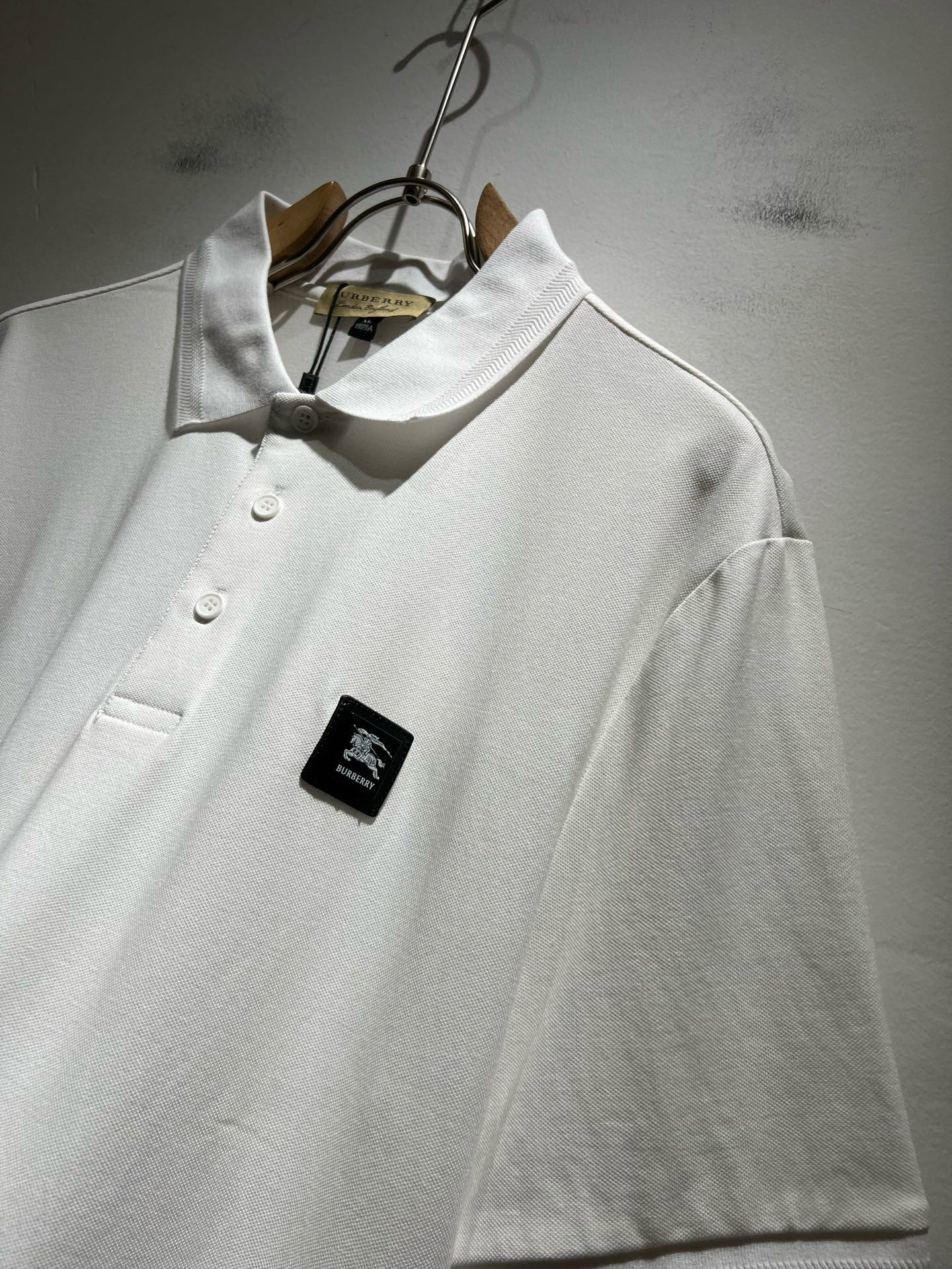 Bur*erry 巴*莉 2025春夏新款男士短袖Polo衫，品牌最新设计元素！既不单调也不复杂,恰到好