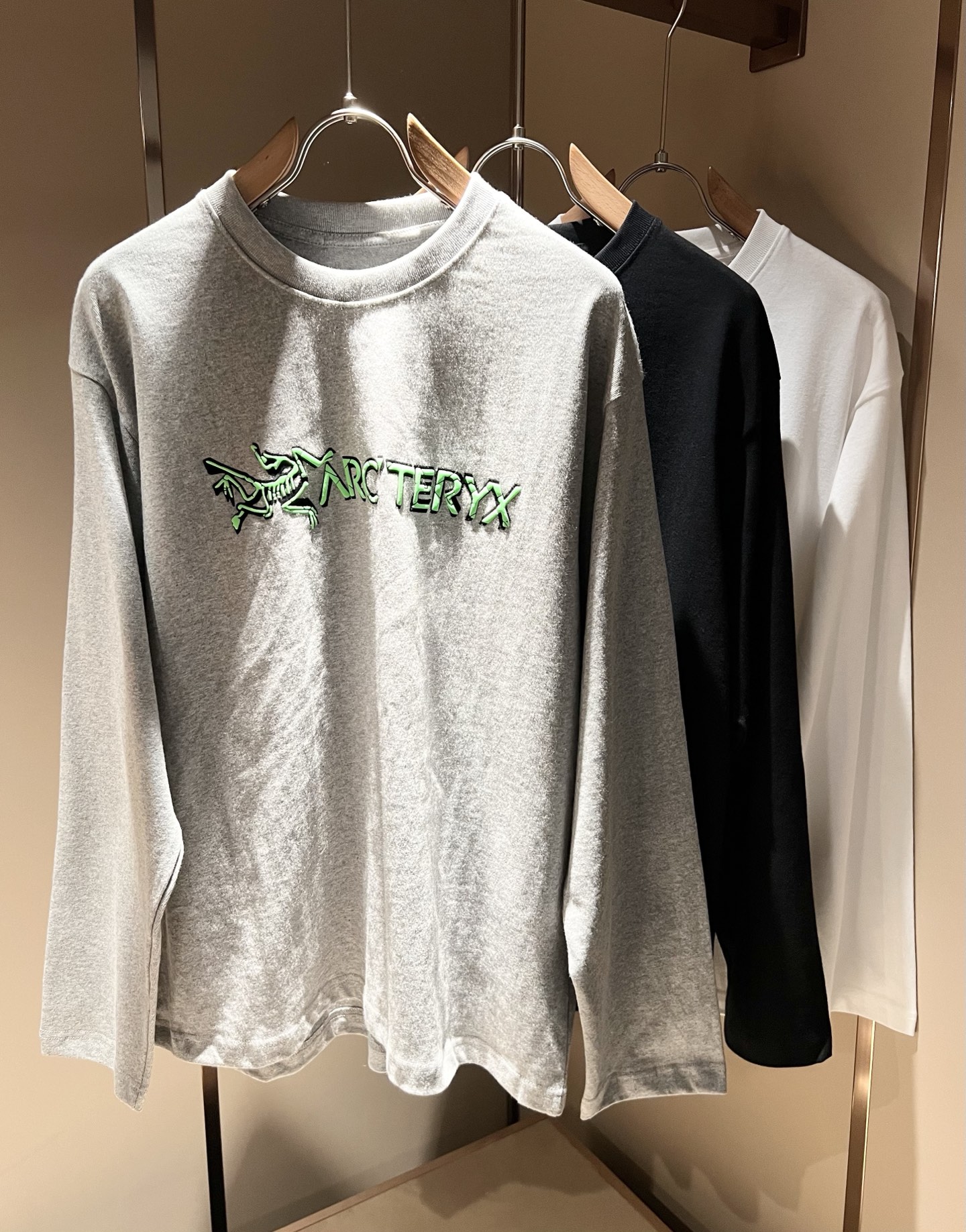 NO:519692,ARCTER*X Original Archaeological Bird 2025 spring and summer new men's base shirt, outdoor brands may first think of Canadian goose and Archaeological Bird. It gives people a feeling of trying out the label!  In addition to being quite accomplished in style design, the most obvious or most expert should be to have deeper and unique insights and attainments in fabrics. Through continuous structural research and problem-solving, and characterized by unique research on fabrics, these alone are enough to support it to become the first new logo brand image in the clothing manufacturing industry. This model is made of elastic spandex!  The fabric after seiko blending has a smooth and soft feel, and it has both natural beauty and comfort. The large body style is cut cleanly and cleanly, and the fabric shows a different hazy structural beauty. It is made of exclusive mold customization, and the fabric and its skills test the workers, and the breast logo pattern glue-pressing design!  It really tests the handmade work of every master!  It makes the whole clean and neat, without leaving any thread. Now men who pursue life are more refined in life!  Size M-2XL, arc'teryx,alexander wang19860909ARCTER*X始*祖鸟 2025春夏新款男士打底衫,户外品牌可能大家第一想到的就是加拿大鹅、始祖鸟.给人一种标签试的感觉！除了在款式设计上颇有造诣之外,最明显或者说最为拿手的,应该就是在面料上的拥有更深独特见解跟造诣了.通过不断地结构研究和问题处理,在以面料独特研究为特征,仅凭这些就已经足以支撑其成为服装制造行业中,首屈可数的新标志品牌形象.此款采用弹力氨纶材质！通过精工混纺之后的面料,手感细滑柔软,同时兼具自然美感跟舒适度.大身上版型裁剪简洁干净,面料上显现出了不一样朦胧的结构性美感来.独家开模定制而成,面料及其考验工人的技术,胸前logo图案压胶设计！真的是很考验每位师傅的手工制作！使得整体干净利索,不留一丝线头.现在对于生活有所追求的男性也在生活中更为精致！尺码M-2XL,arc'teryx,alexander wang,Men's clothing