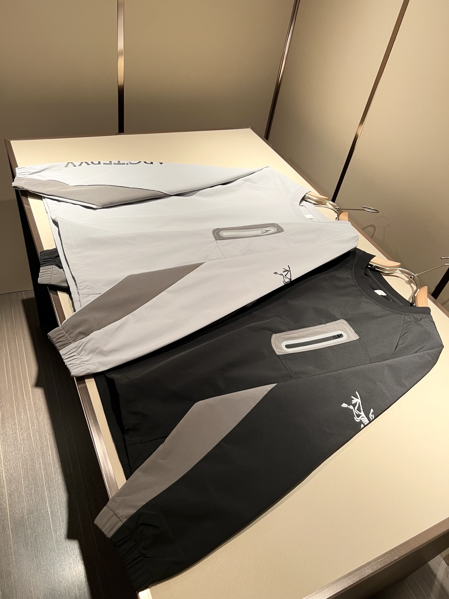 ARCTER*X始*祖鸟 2025秋冬新款男女同款👫休闲卫衣，户外品牌可能大家第一想到的就是加拿大鹅、始