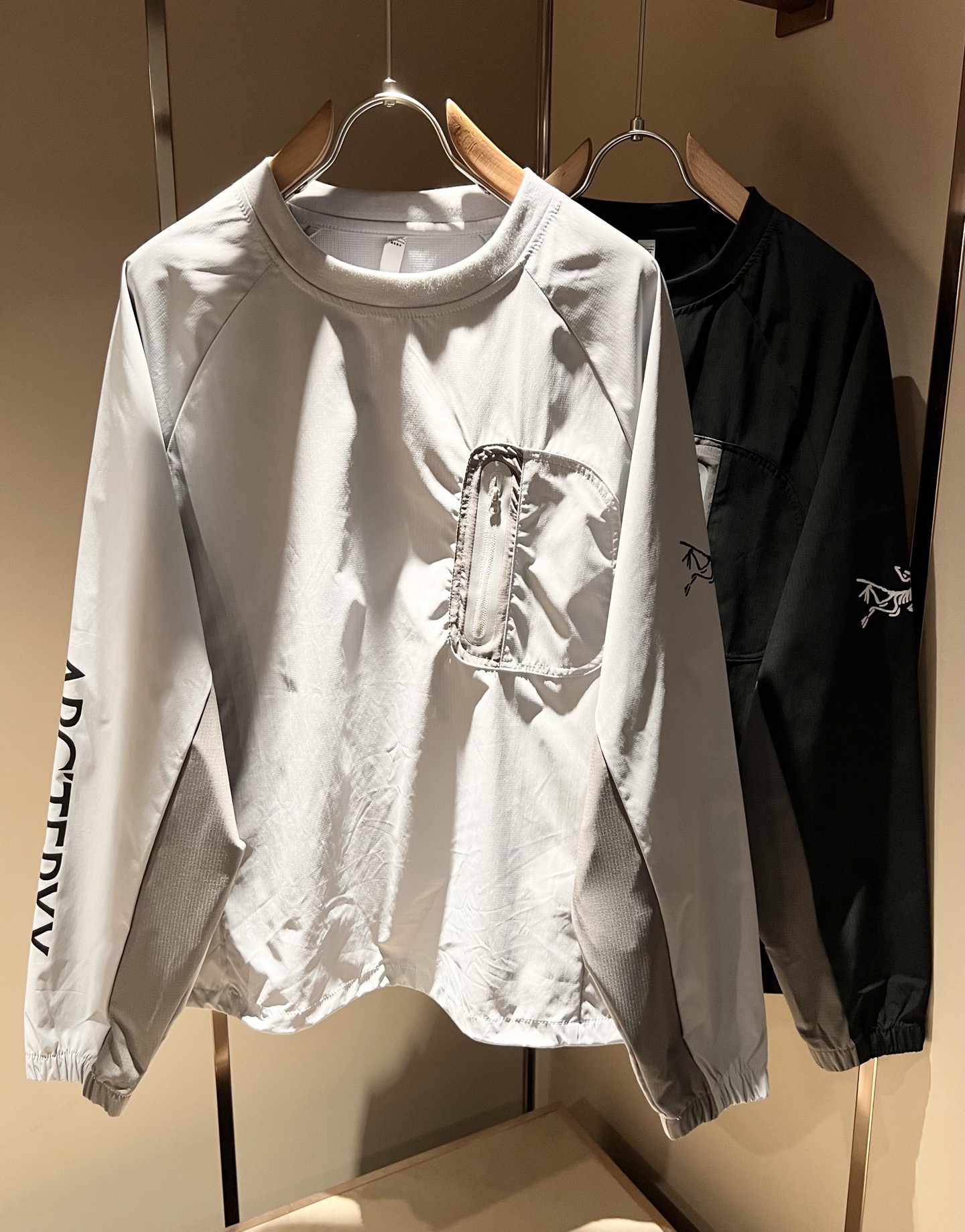 NO:519698,ARCTER*X Original Archaeological Bird 2025 autumn and winter new casual sweatshirts for men and women. The first thing that everyone thinks of outdoor brands is Canadian goose and Archaeological Bird. It gives people a feeling of trying out the label!  In addition to being quite accomplished in style design, the most obvious or most expert should be to have deeper and unique insights and attainments in fabrics. Through continuous structural research and problem-solving, and characterized by unique research on fabrics, these alone are enough to support it to become the first new logo brand image in the clothing manufacturing industry. This model is made of polyester fiber!  The fabric after Seiko polyester fiber has a smooth and soft feel, and it has both natural beauty and comfort. The large body style is cut cleanly and cleanly, and the fabric shows a different hazy structural beauty. It is made of exclusive mold customization. The fabric and its technology test the workers, can be smooth and smooth without wrinkles!  Chest logo pattern printing design!  It really tests the handmade work of every master!  It makes the whole clean and neat, without leaving any thread. Now men who pursue life are more refined in life!  Size S-2XL, arc'teryx, hoodie, sweatshirts, alexander wang19860909ARCTER*X始*祖鸟 2025秋冬新款男女同款休闲卫衣,户外品牌可能大家第一想到的就是加拿大鹅、始祖鸟.给人一种标签试的感觉！除了在款式设计上颇有造诣之外,最明显或者说最为拿手的,应该就是在面料上的拥有更深独特见解跟造诣了.通过不断地结构研究和问题处理,在以面料独特研究为特征,仅凭这些就已经足以支撑其成为服装制造行业中,首屈可数的新标志品牌形象.此款采用聚酯纤维材质！通过精工聚酯纤维之后的面料,手感细滑柔软,同时兼具自然美感跟舒适度.大身上版型裁剪简洁干净,面料上显现出了不一样朦胧的结构性美感来.独家开模定制而成,面料及其考验工人的技术,能做到平整服帖又不起皱！胸前logo图案印花设计！真的是很考验每位师傅的手工制作！使得整体干净利索,不留一丝线头.现在对于生活有所追求的男性也在生活中更为精致！尺码S-2XL,arc'teryx,hoodie,sweatshirts,alexander wang,Men's clothing