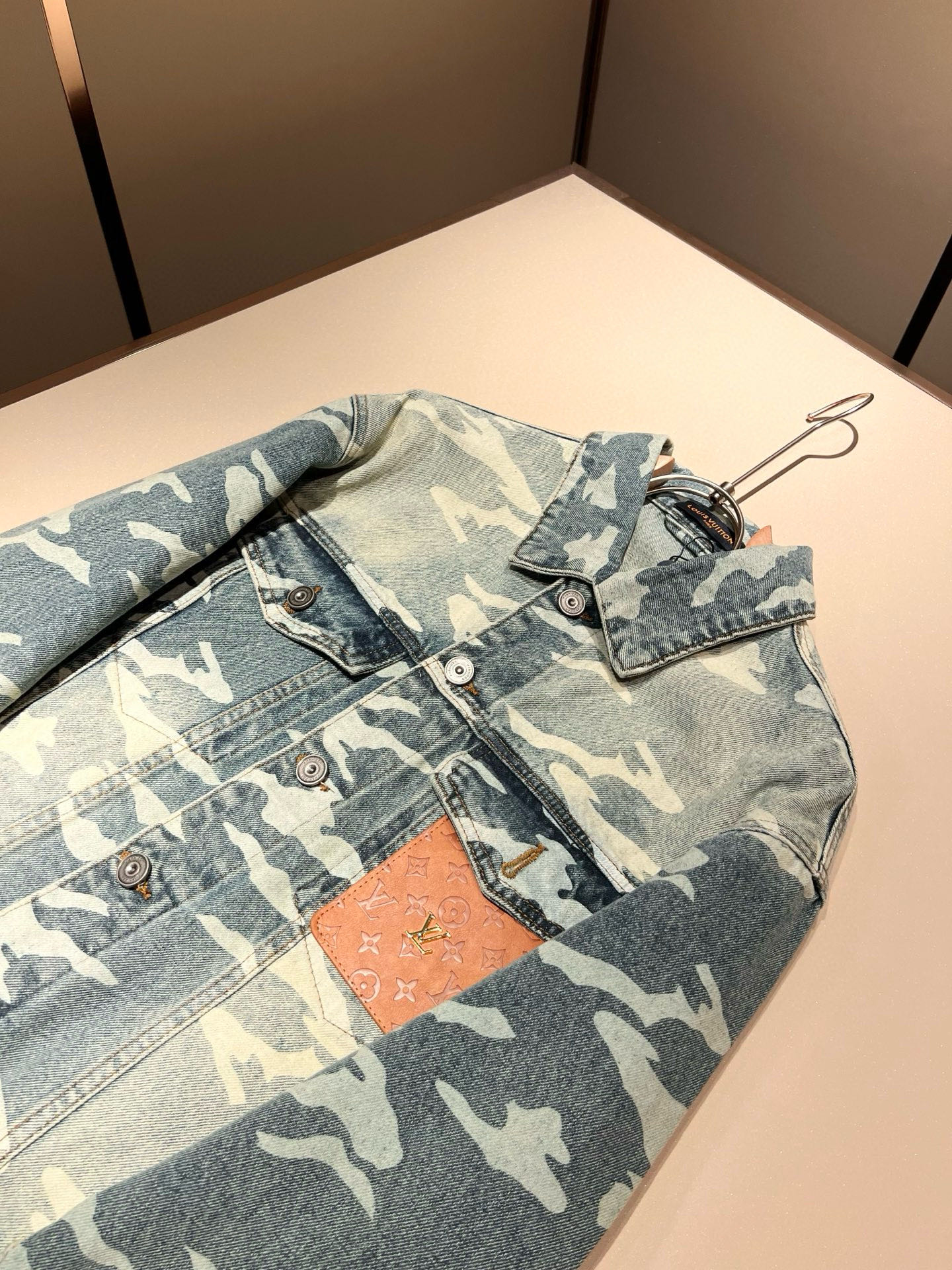 Louis Vuit*on 路易*登 2025秋冬新款轻奢男女同款👫牛仔夹克外套，路易家族的新高端，细节