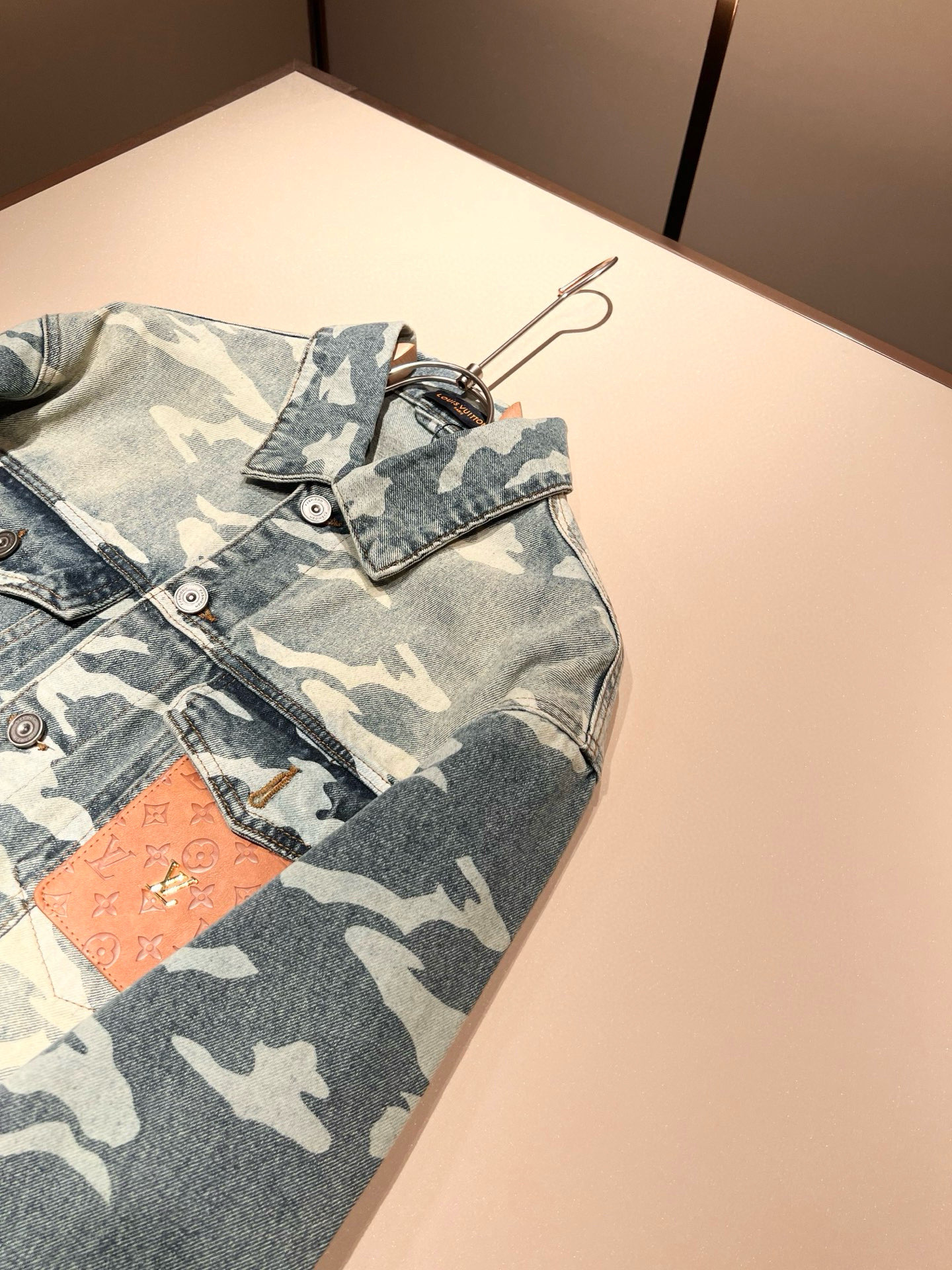 Louis Vuit*on 路易*登 2025秋冬新款轻奢男女同款👫牛仔夹克外套，路易家族的新高端，细节