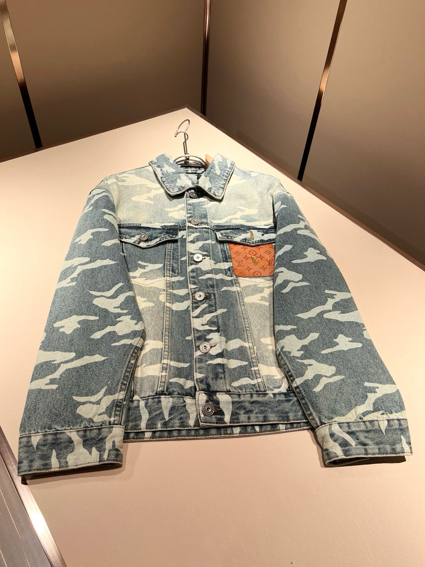 Louis Vuit*on 路易*登 2025秋冬新款轻奢男女同款👫牛仔夹克外套，路易家族的新高端，细节