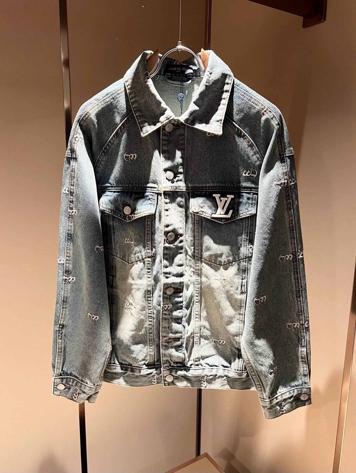 NO:523348,Louis Vuit*on 2025 autumn and winter new light luxury men and women's same denim jacket jacket, the new high-end of the Louis family, the details and quality are always flawless, heavy industry washing design!  Creative design of leather logo pattern on chest!  If you don’t buy a few Louis items this spring, you are not considered a fashion expert. It interprets Louis’ iconic elements, which are really something that everyone loves. It is super soft and tough, and has excellent breathability. It comes from world-class trade-level OEM channels, with extremely rare quantity and no help after selling out. It is clean and neat. This is the special skill of the Louis family and the latest craftsmanship this quarter. The degree of meticulousness has reached the top, and the loose three-dimensional tailoring design is a unique one. It is a fusion of luxury and fashion!  Size M-4XL, louis vuitton,louis vuitton,jackets & coats,jackets & coats,alexander wang19860909Louis Vuit*on 路易*登 2025秋冬新款轻奢男女同款牛仔夹克外套,路易家族的新高端,细节品质永远的那么完美无瑕,重工洗水设计！胸前皮革logo图案创意设计！今年春季节没有入手几件路易你算不上时尚达人.诠释路易的标志性元素,实属人见人爱的东西.超级柔软且具有韧性,透气感也是绝佳.来自世界级贸易级别的代工厂渠道,数量极其稀少售完无补.干净俐落.这是路易家族的看家绝活也是本季度的最新工艺.细致化程度已经达到顶端了,宽松立体剪裁的版型设计堪称一绝.属于奢华与时尚的融合！尺码M-4XL,,louis vuitton,louis vuitton,jackets & coats,jackets & coats,alexander wang,Men's clothing