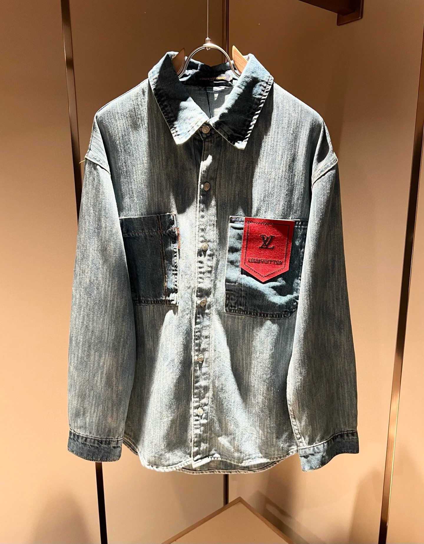 NO:523345,Louis Vuit*on 2025 early spring new light luxury men and women denim shirt style, the new high-end of the Louis family, the details and quality are always flawless, customized original washing cowboy fabric!  Creative design of embroidery on chest pocket logo pattern!  If you don’t buy a few Louis items this fall and winter, you are not considered a fashion expert. It interprets Louis’ iconic elements, which are really something that everyone loves. It is super soft and tough, and has excellent breathability. It comes from world-class trade-level OEM channels, with extremely rare quantity and no help after selling out. It is clean and neat. This is the special skill of the Louis family and the latest craftsmanship this quarter. The degree of meticulousness has reached the top, and the loose three-dimensional tailoring design is a unique one. It is a fusion of luxury and fashion!  Size M-4XL, louis vuitton,louis vuitton,alexander wang19860909Louis Vuit*on 路易*登 2025早春新款轻奢男女同款牛仔衬衣款,路易家族的新高端,细节品质永远的那么完美无瑕,定制原版洗水牛仔面料！胸前口袋logo图案刺绣创意设计！今年秋冬没有入手几件路易你算不上时尚达人.诠释路易的标志性元素,实属人见人爱的东西.超级柔软且具有韧性,透气感也是绝佳.来自世界级贸易级别的代工厂渠道,数量极其稀少售完无补.干净俐落.这是路易家族的看家绝活也是本季度的最新工艺.细致化程度已经达到顶端了,宽松立体剪裁的版型设计堪称一绝.属于奢华与时尚的融合！尺码M-4XL,,louis vuitton,louis vuitton,alexander wang,Men's clothing