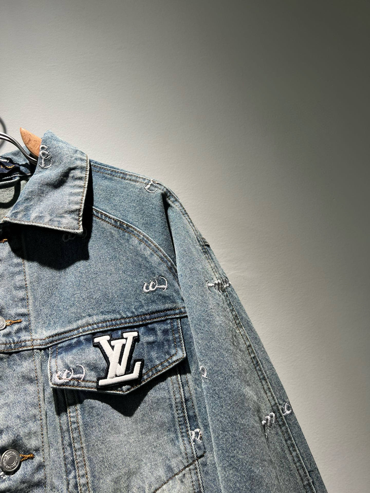 Louis Vuit*on 路易*登 2025秋冬新款轻奢男女同款👫牛仔夹克外套，路易家族的新高端，细节