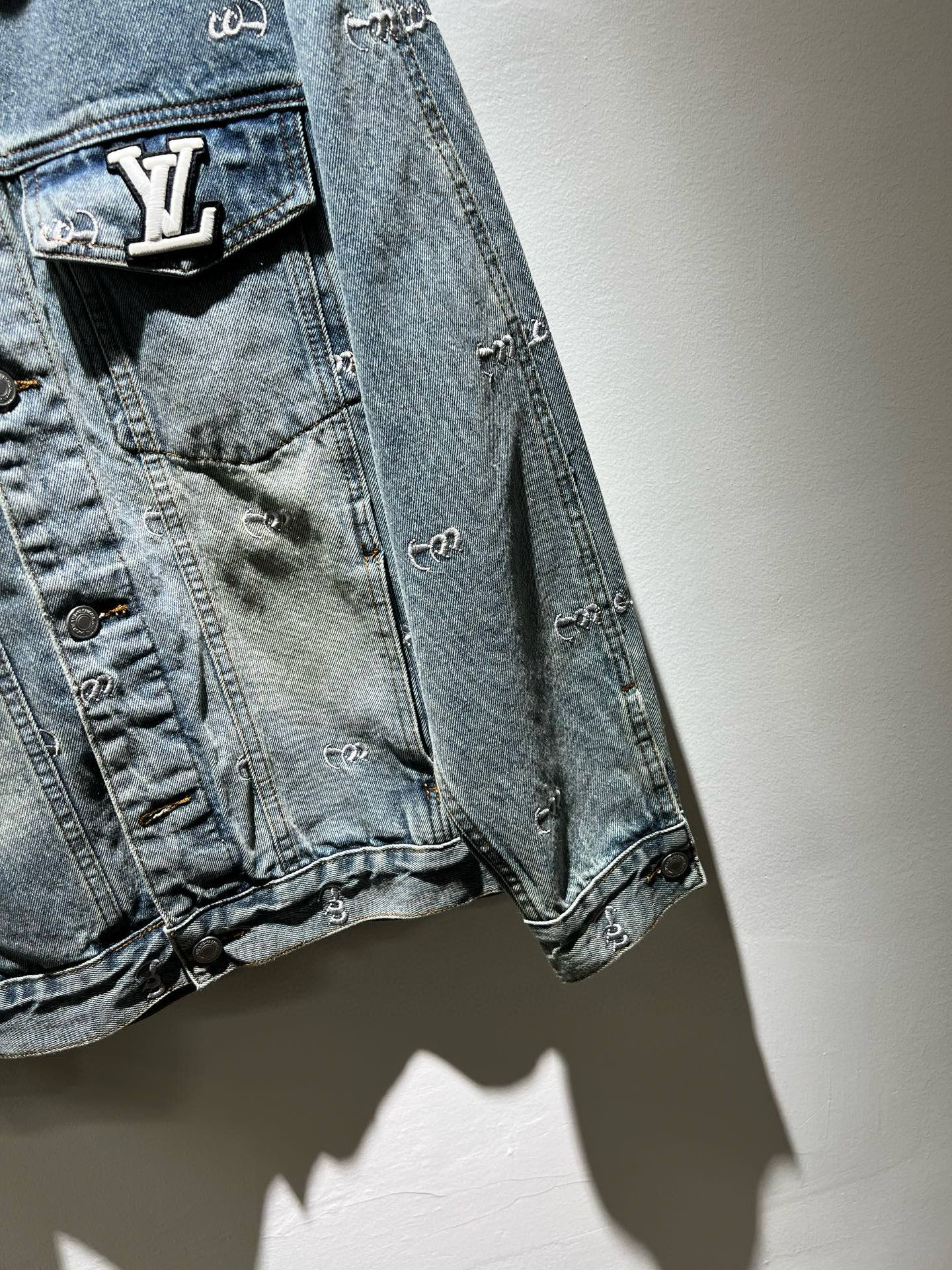 Louis Vuit*on 路易*登 2025秋冬新款轻奢男女同款👫牛仔夹克外套，路易家族的新高端，细节