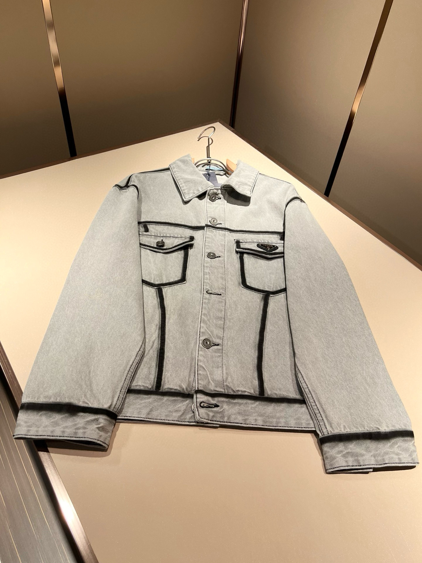 PRA*DA 普拉达 2025秋冬新款男女同款👫牛仔夹克外套，新品发售！牛仔兰高级百搭实用主义不哗众取宠