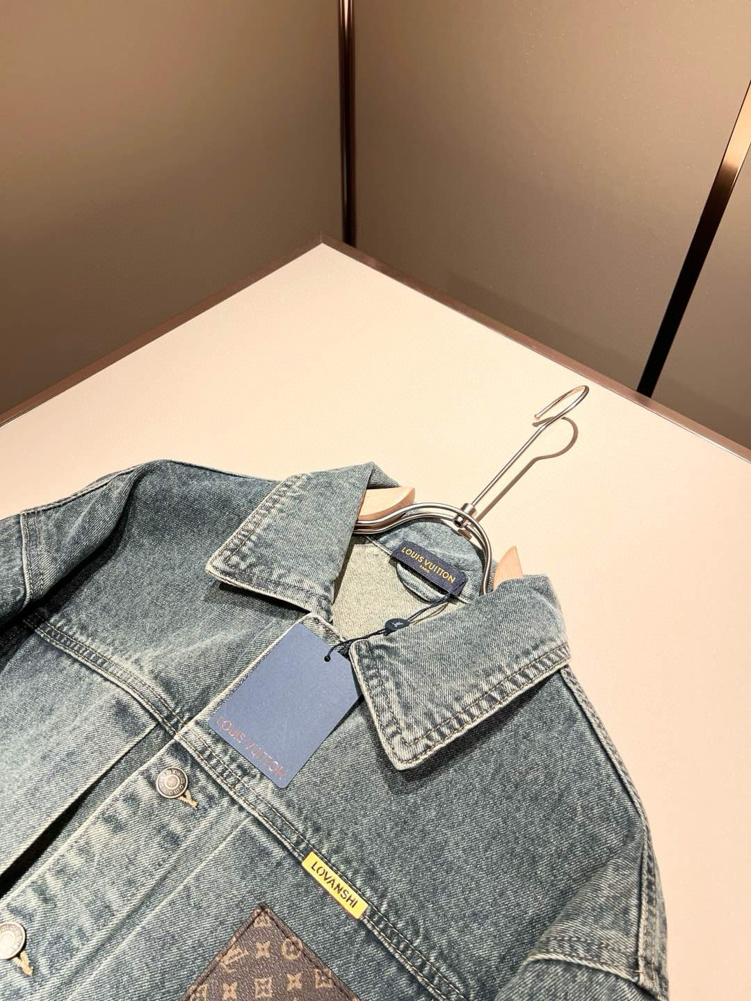 Louis Vuit*on 路易*登 2025秋冬新款轻奢男女同款👫牛仔夹克外套，路易家族的新高端，细节