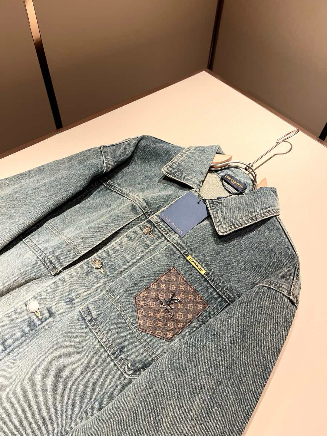 Louis Vuit*on 路易*登 2025秋冬新款轻奢男女同款👫牛仔夹克外套，路易家族的新高端，细节