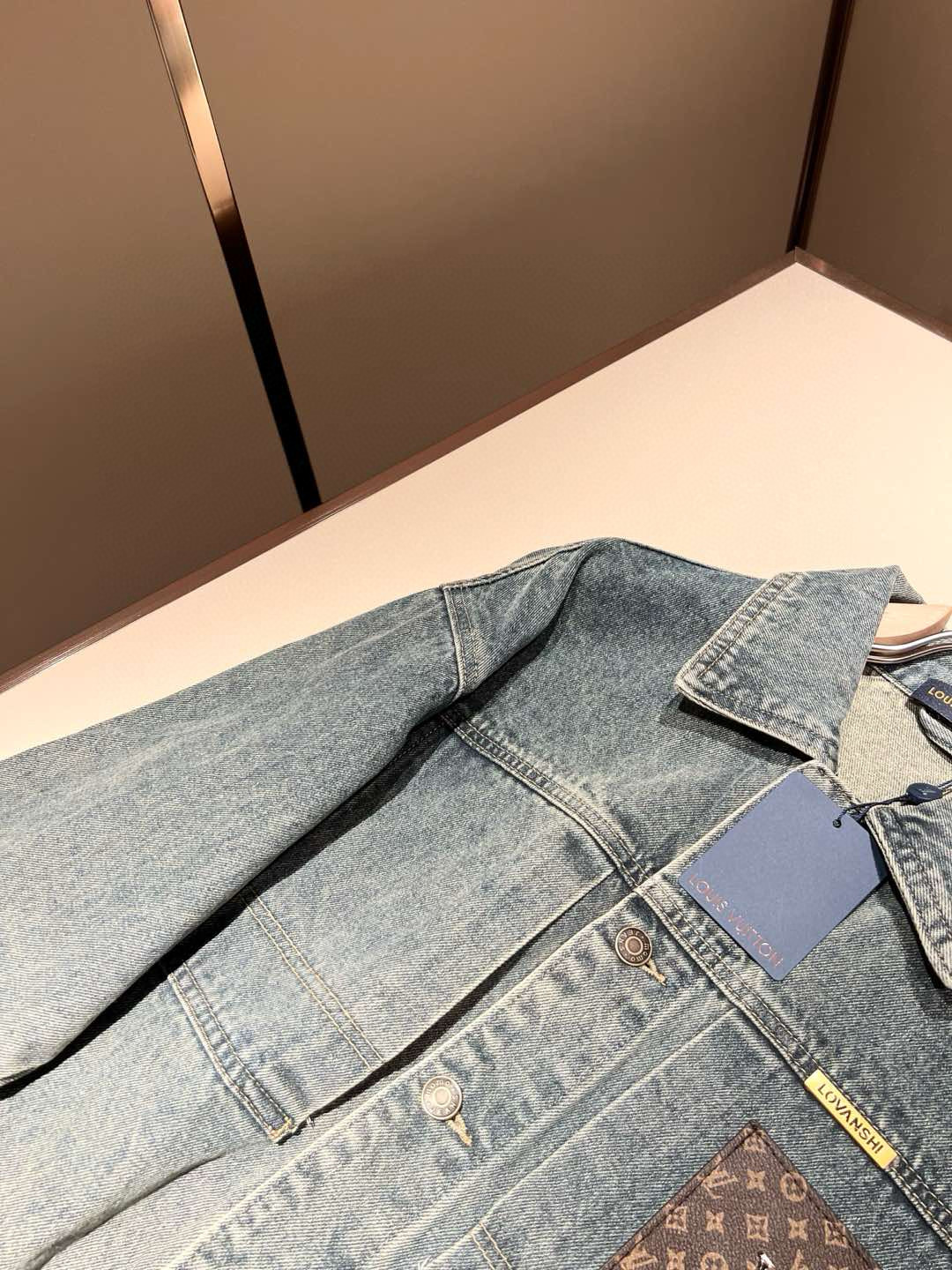 Louis Vuit*on 路易*登 2025秋冬新款轻奢男女同款👫牛仔夹克外套，路易家族的新高端，细节