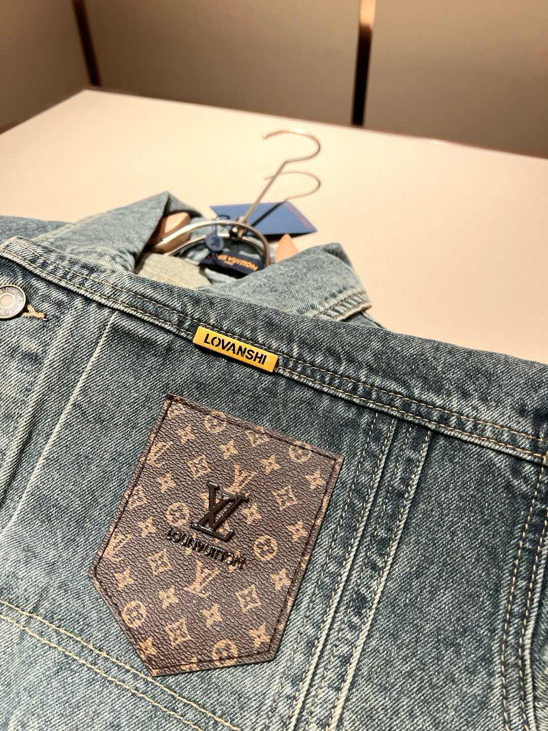 Louis Vuit*on 路易*登 2025秋冬新款轻奢男女同款👫牛仔夹克外套，路易家族的新高端，细节