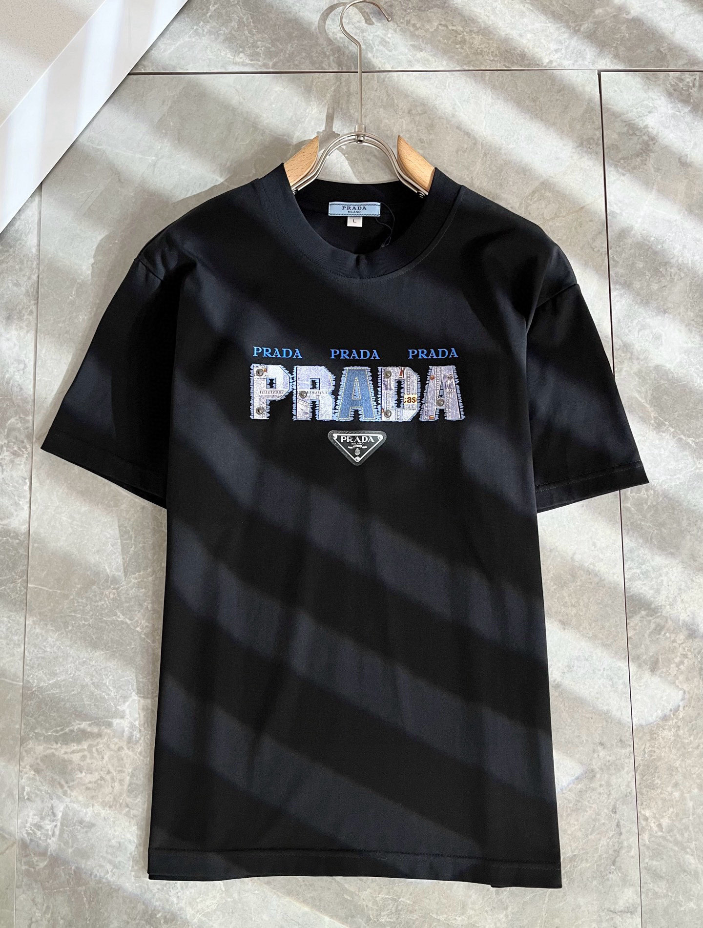 PRAD*A普*达2025春夏新款男女同款👫短袖T恤，最新款全网独家首上！！~既经典有时尚百搭，谁不爱啊