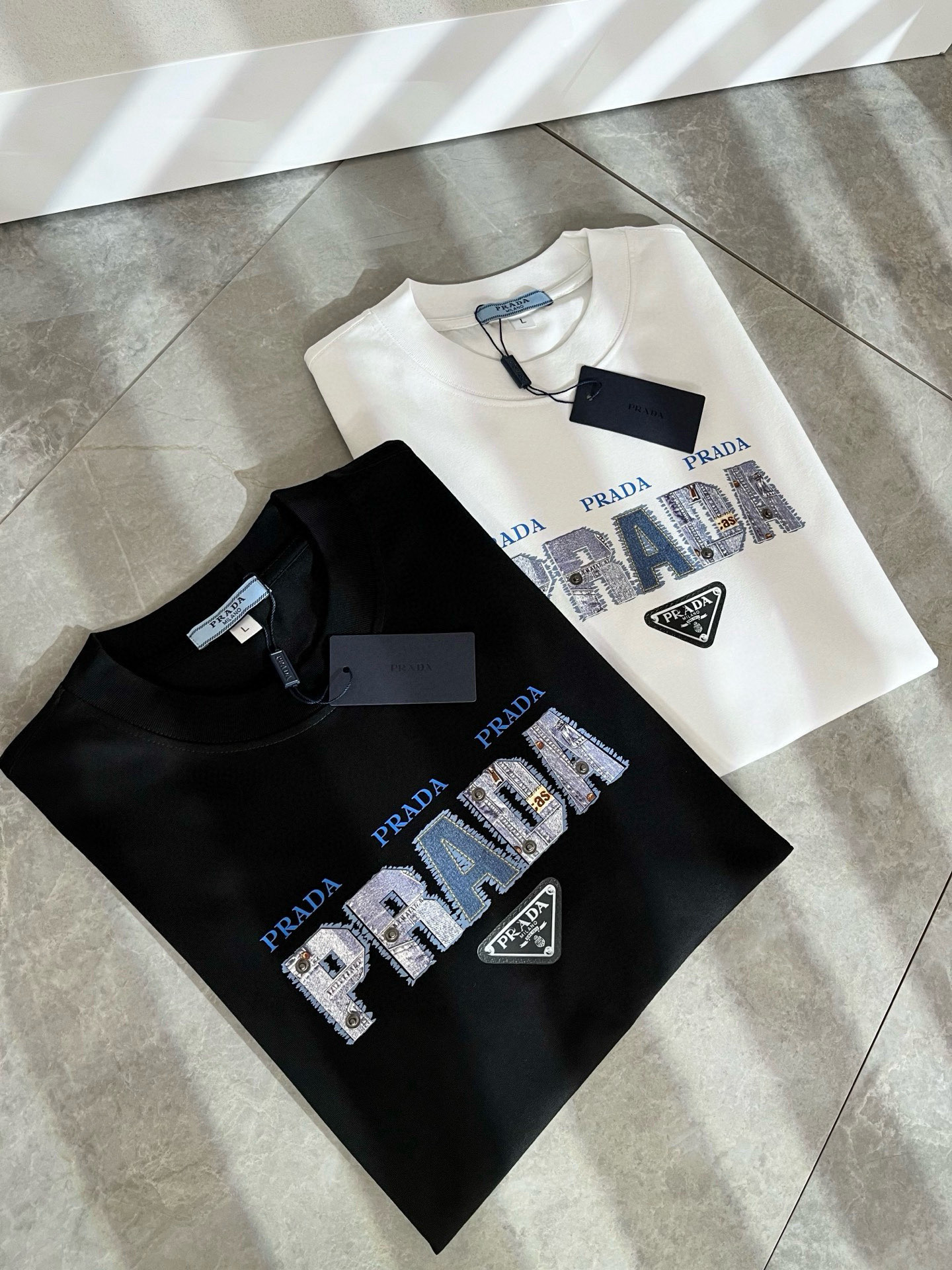 PRAD*A普*达2025春夏新款男女同款👫短袖T恤，最新款全网独家首上！！~既经典有时尚百搭，谁不爱啊