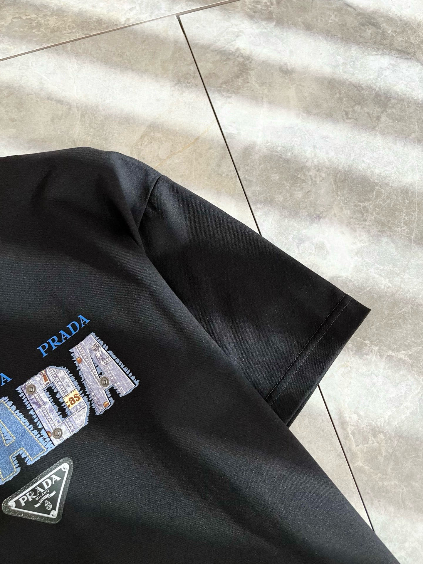 PRAD*A普*达2025春夏新款男女同款👫短袖T恤，最新款全网独家首上！！~既经典有时尚百搭，谁不爱啊