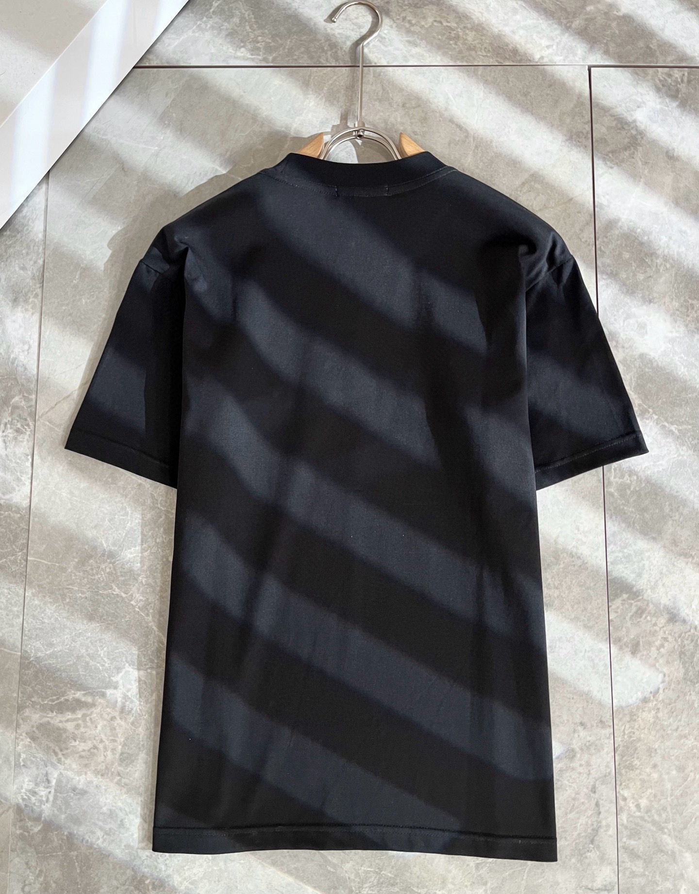 PRAD*A普*达2025春夏新款男女同款👫短袖T恤，最新款全网独家首上！！~既经典有时尚百搭，谁不爱啊