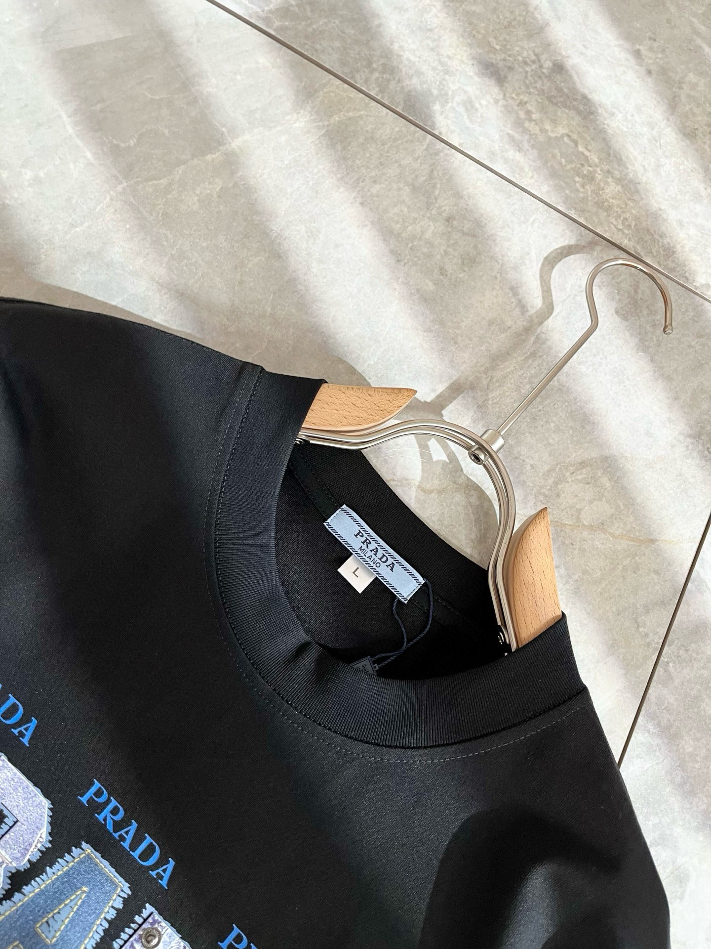 PRAD*A普*达2025春夏新款男女同款👫短袖T恤，最新款全网独家首上！！~既经典有时尚百搭，谁不爱啊