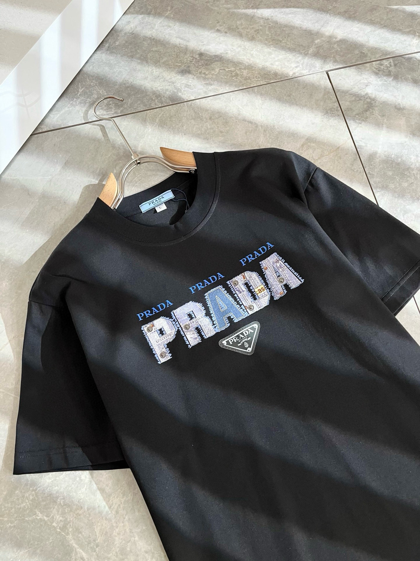 PRAD*A普*达2025春夏新款男女同款👫短袖T恤，最新款全网独家首上！！~既经典有时尚百搭，谁不爱啊