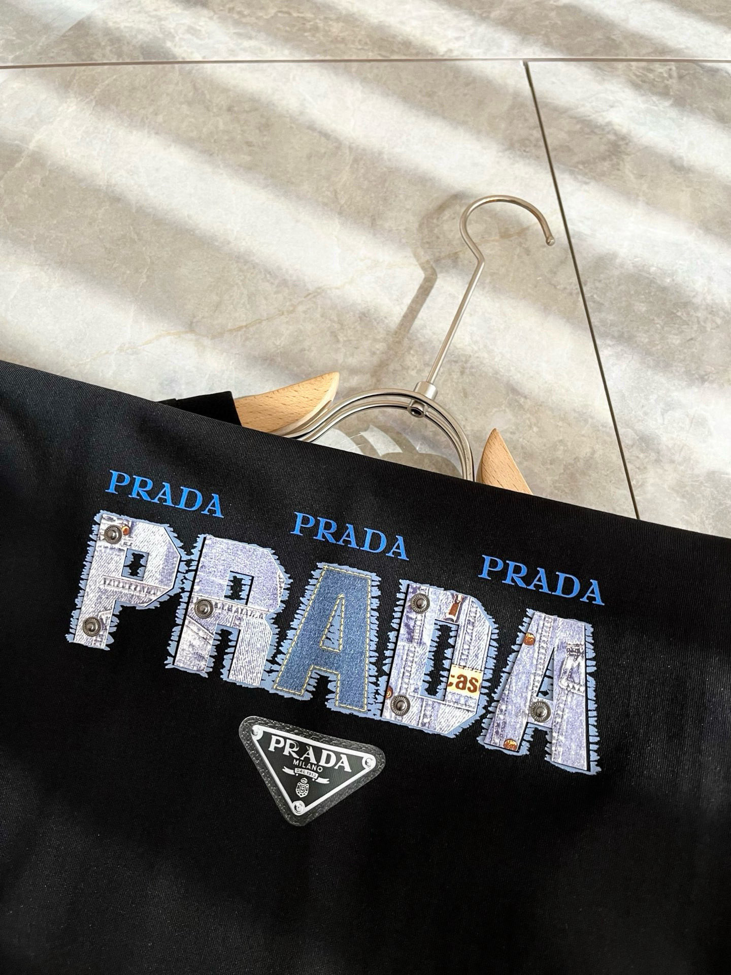 PRAD*A普*达2025春夏新款男女同款👫短袖T恤，最新款全网独家首上！！~既经典有时尚百搭，谁不爱啊