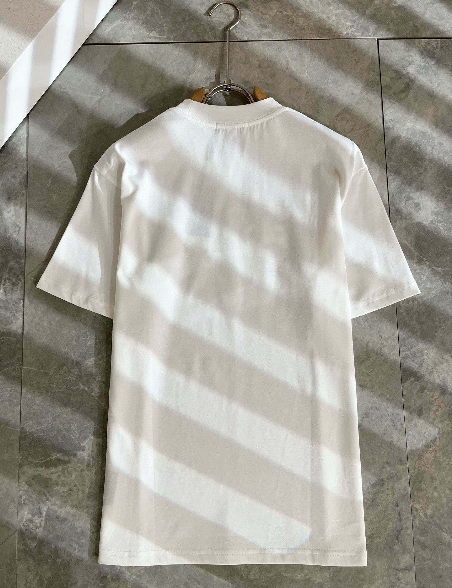 PRAD*A普*达2025春夏新款男女同款👫短袖T恤，最新款全网独家首上！！~既经典有时尚百搭，谁不爱啊