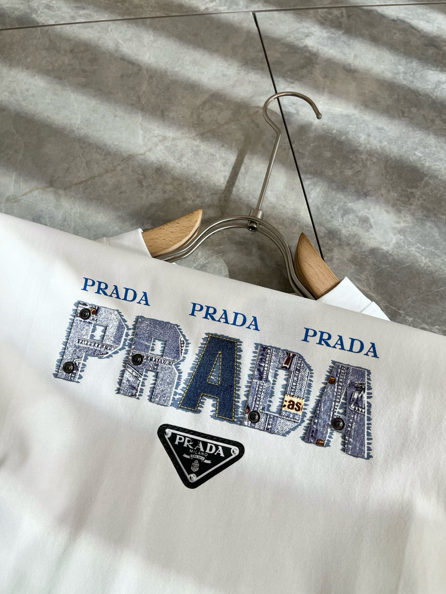 PRAD*A普*达2025春夏新款男女同款👫短袖T恤，最新款全网独家首上！！~既经典有时尚百搭，谁不爱啊