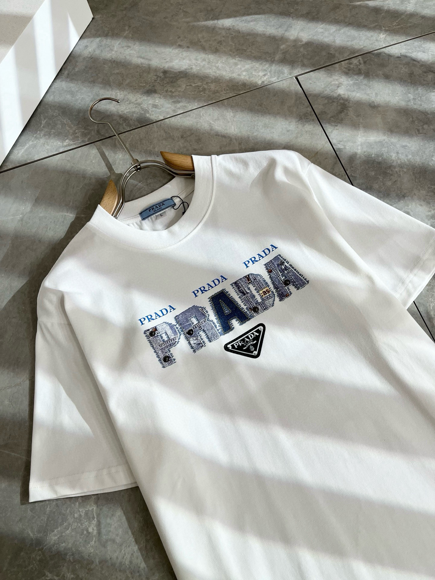 PRAD*A普*达2025春夏新款男女同款👫短袖T恤，最新款全网独家首上！！~既经典有时尚百搭，谁不爱啊