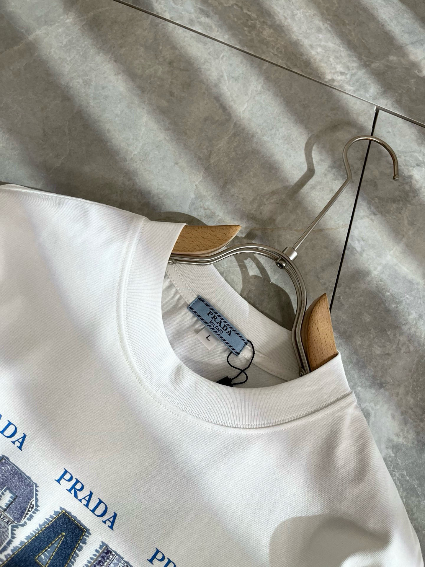 PRAD*A普*达2025春夏新款男女同款👫短袖T恤，最新款全网独家首上！！~既经典有时尚百搭，谁不爱啊