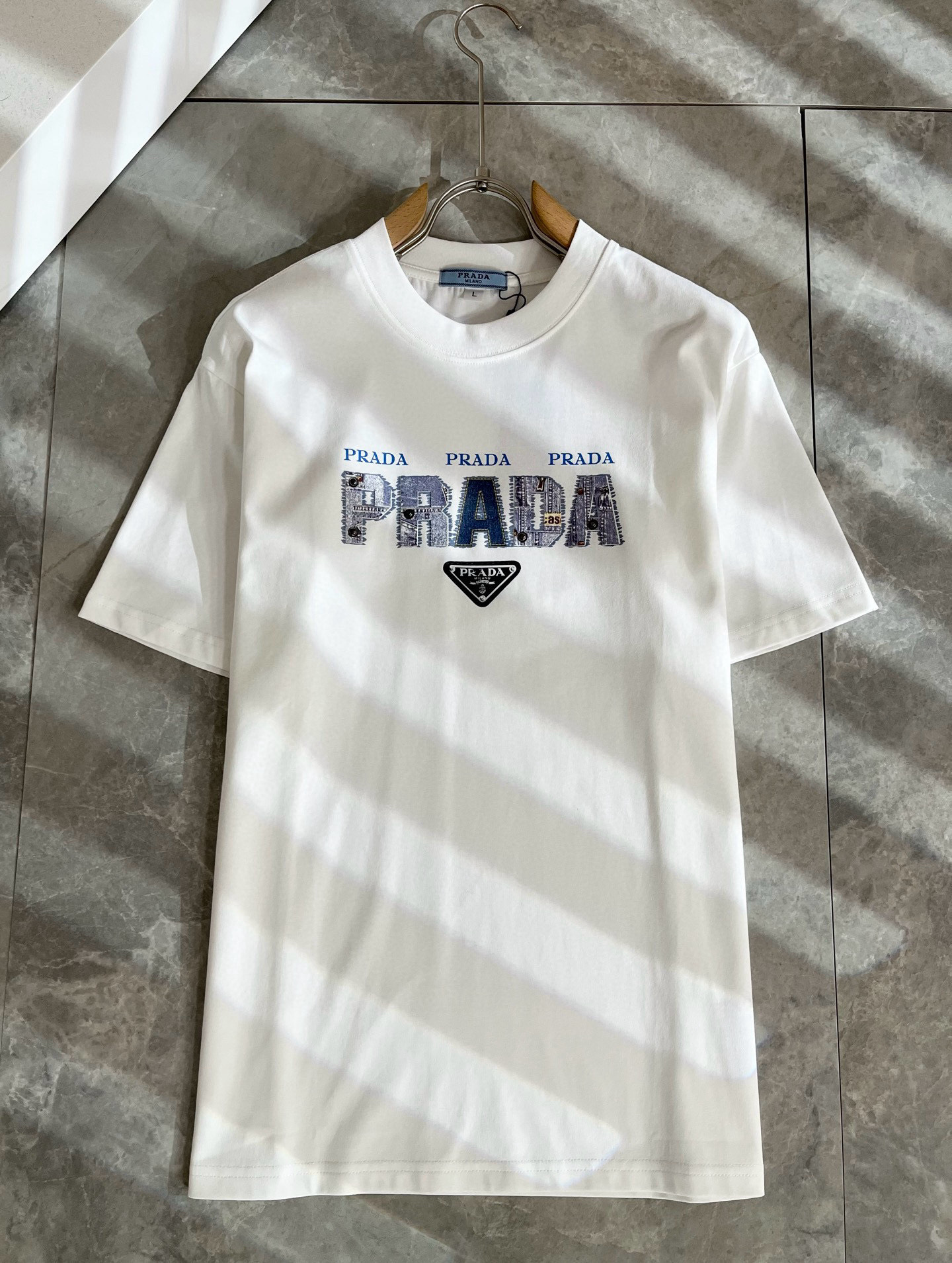 PRAD*A普*达2025春夏新款男女同款👫短袖T恤，最新款全网独家首上！！~既经典有时尚百搭，谁不爱啊