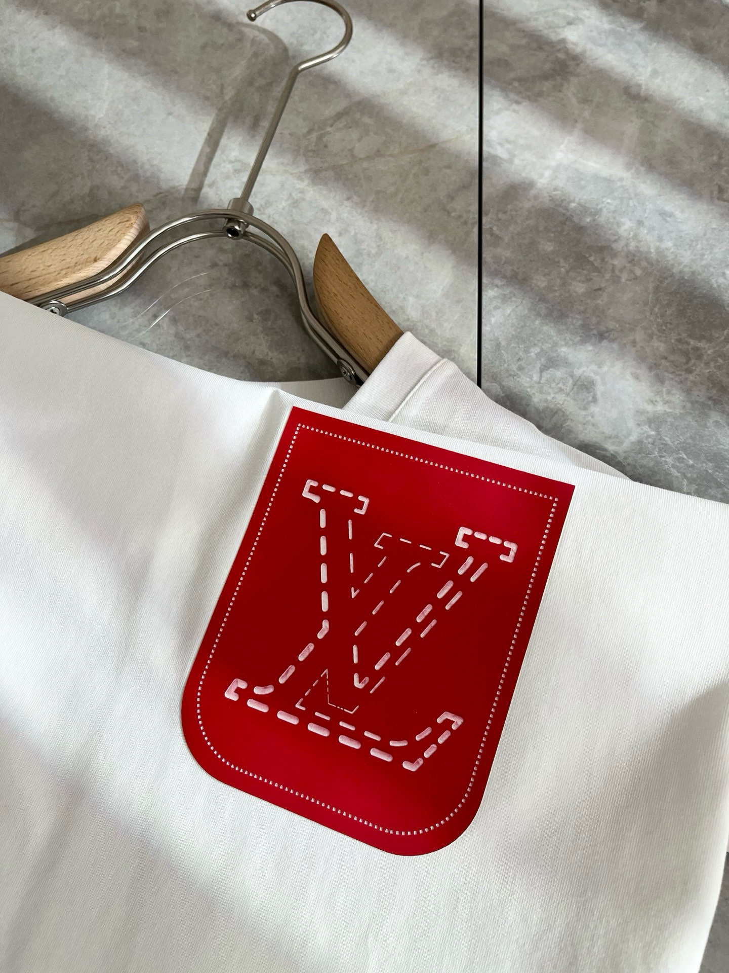 LouisVuitt*路易*登 2025春夏全新系列单品上线，非常时髦前卫的一款男女同款短袖T恤，标识l