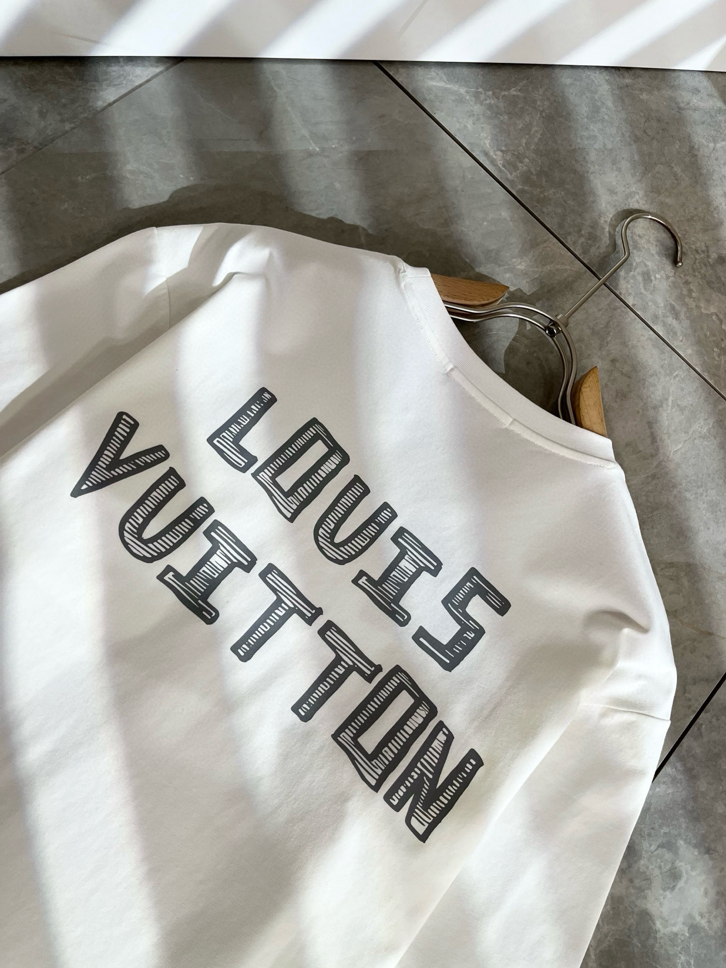LouisVuitt*路易*登 2025春夏全新系列单品上线，非常时髦前卫的一款男女同款短袖T恤，标识l