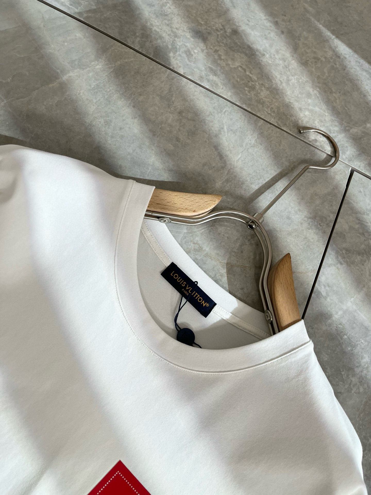 LouisVuitt*路易*登 2025春夏全新系列单品上线，非常时髦前卫的一款男女同款短袖T恤，标识l