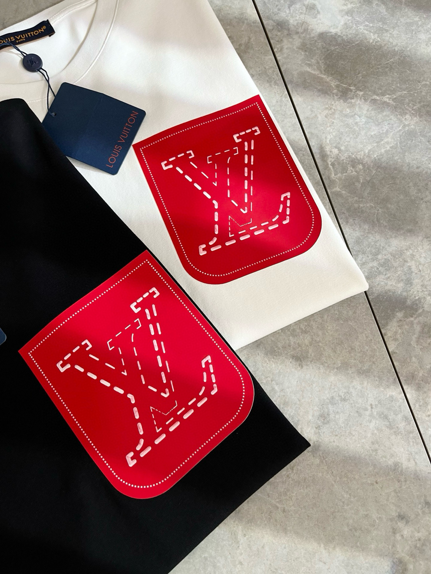 LouisVuitt*路易*登 2025春夏全新系列单品上线，非常时髦前卫的一款男女同款短袖T恤，标识l