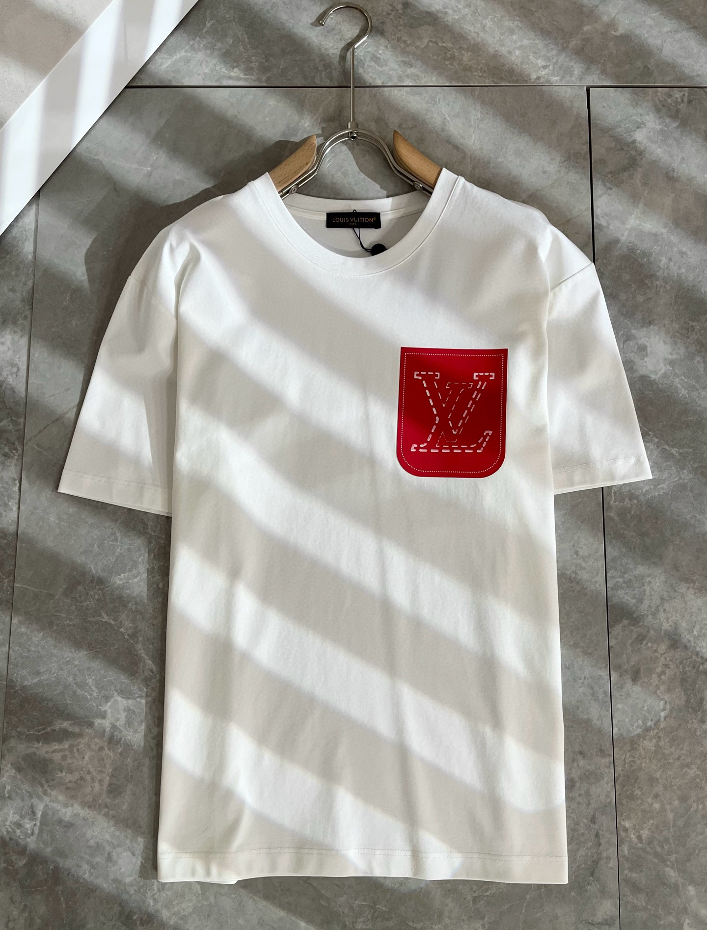 LouisVuitt*路易*登 2025春夏全新系列单品上线，非常时髦前卫的一款男女同款短袖T恤，标识l