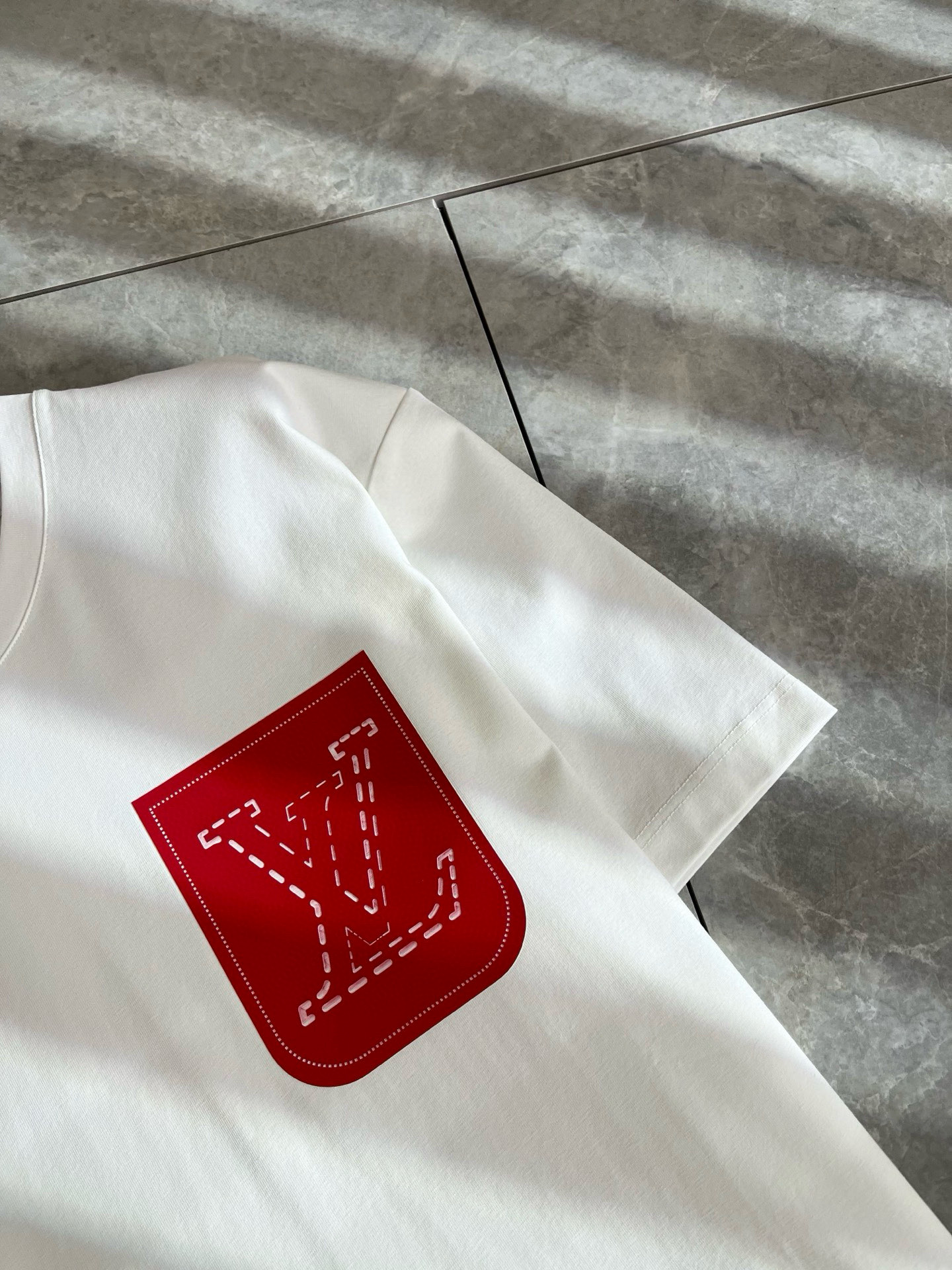 LouisVuitt*路易*登 2025春夏全新系列单品上线，非常时髦前卫的一款男女同款短袖T恤，标识l