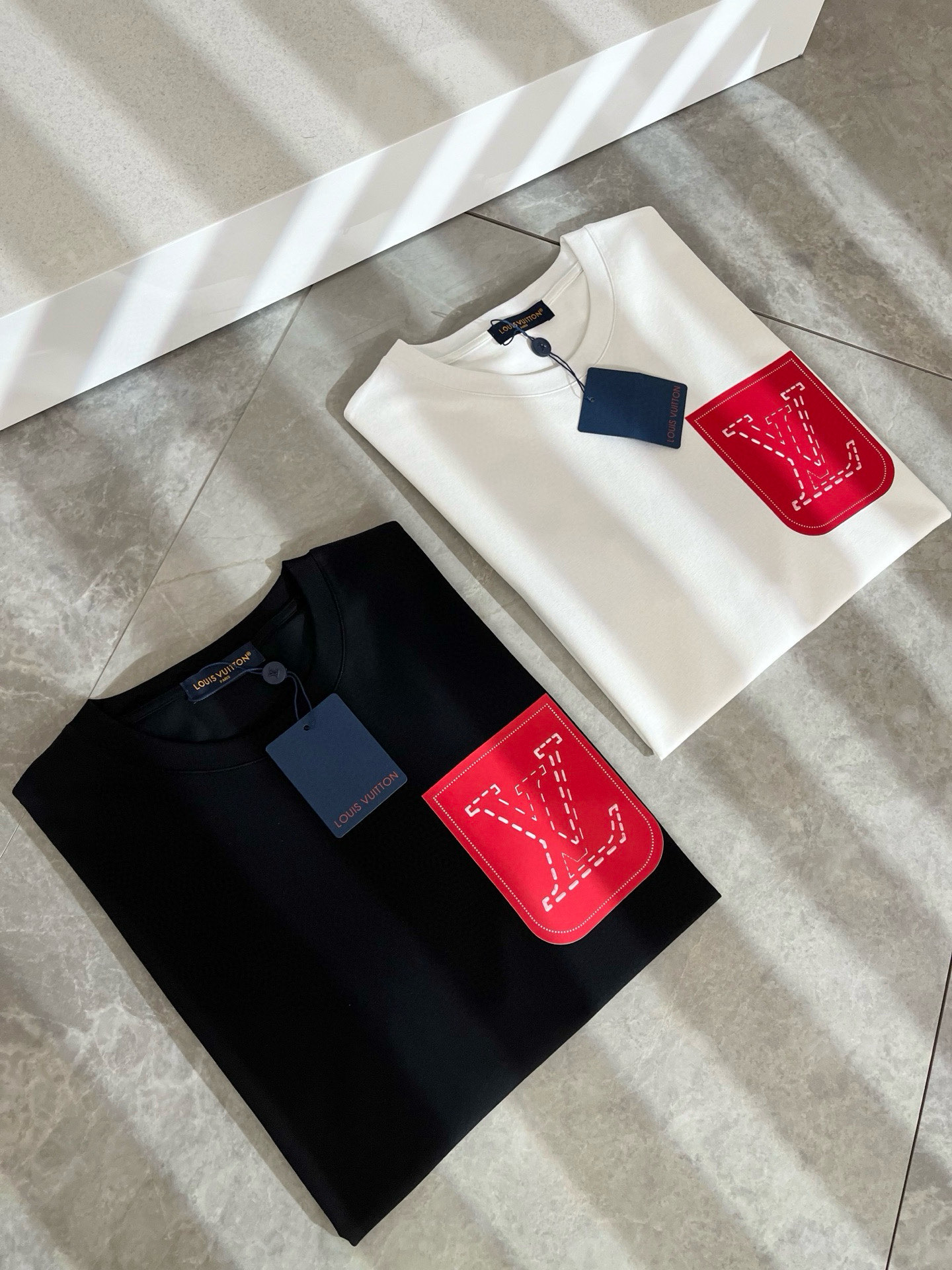 LouisVuitt*路易*登 2025春夏全新系列单品上线，非常时髦前卫的一款男女同款短袖T恤，标识l