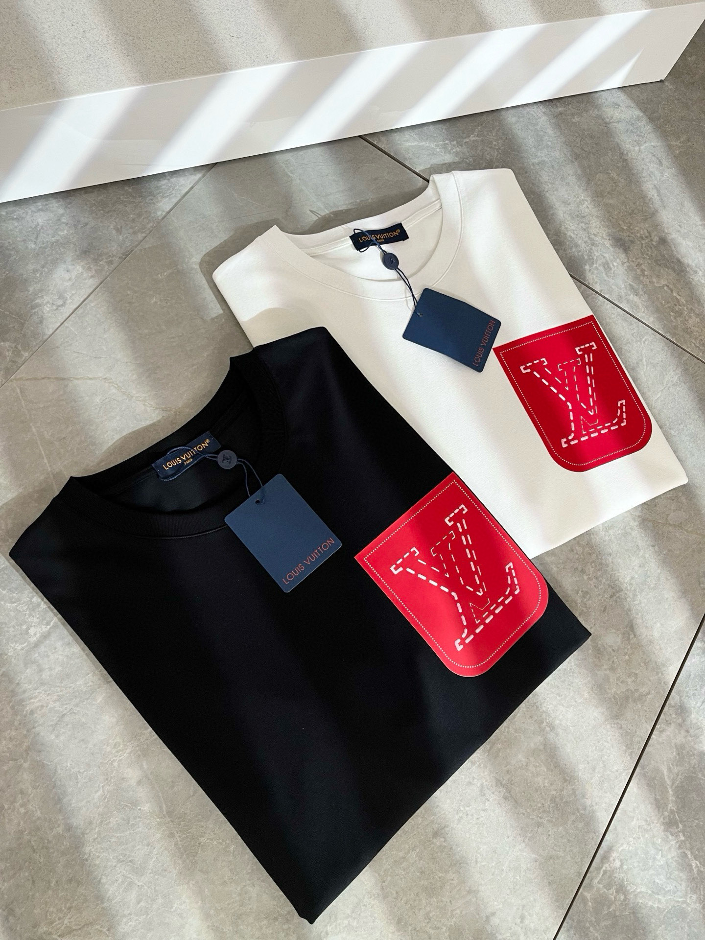 LouisVuitt*路易*登 2025春夏全新系列单品上线，非常时髦前卫的一款男女同款短袖T恤，标识l