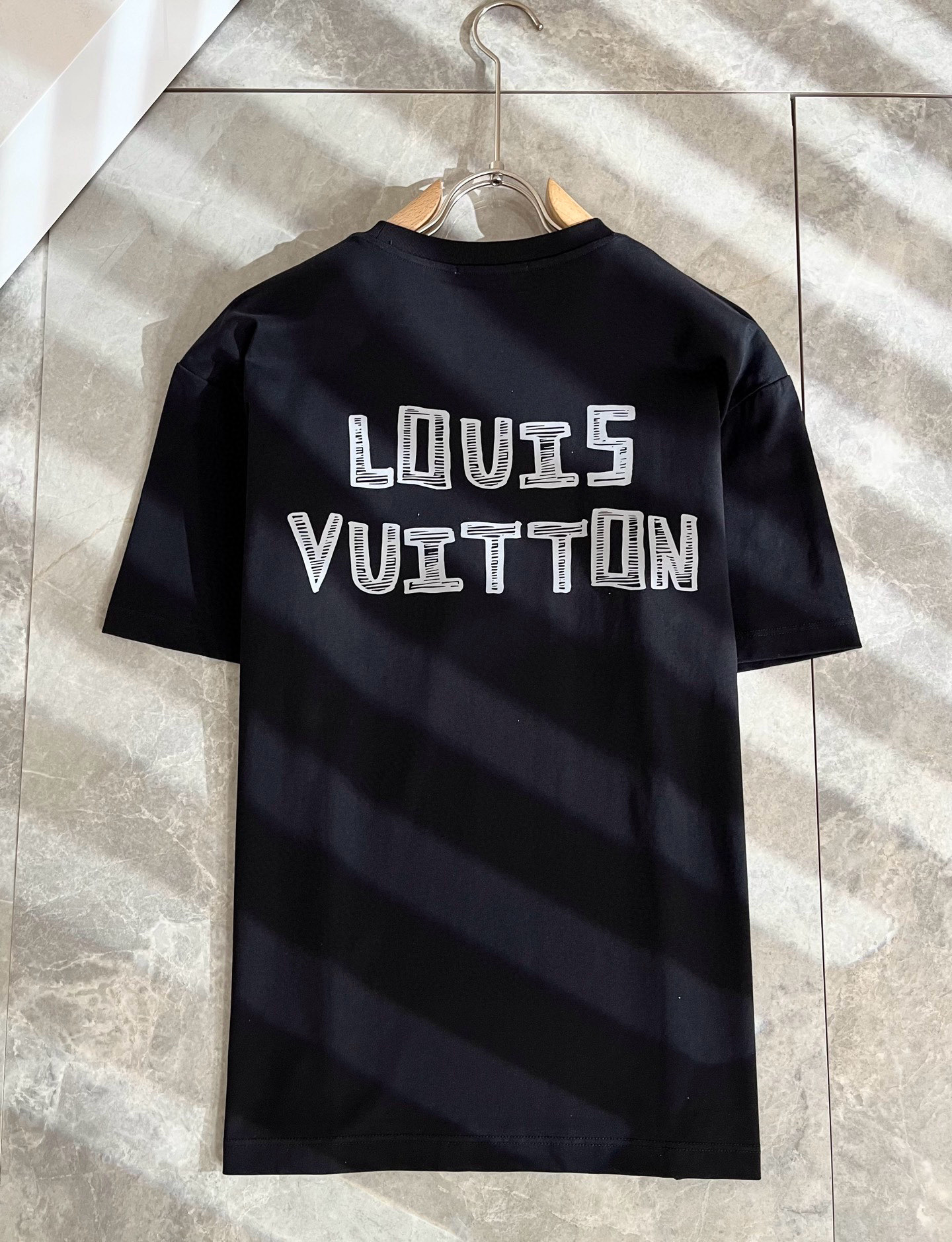 LouisVuitt*路易*登 2025春夏全新系列单品上线，非常时髦前卫的一款男女同款短袖T恤，标识l