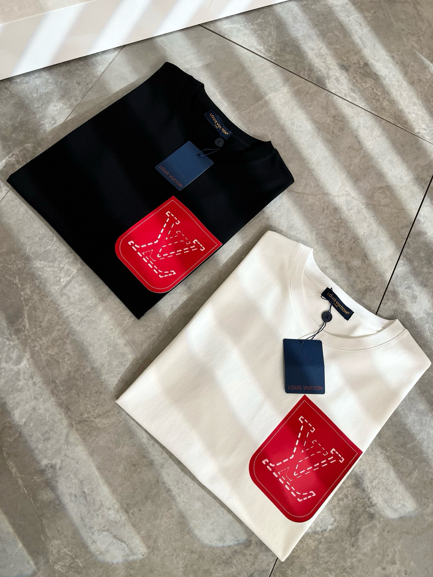 LouisVuitt*路易*登 2025春夏全新系列单品上线，非常时髦前卫的一款男女同款短袖T恤，标识l