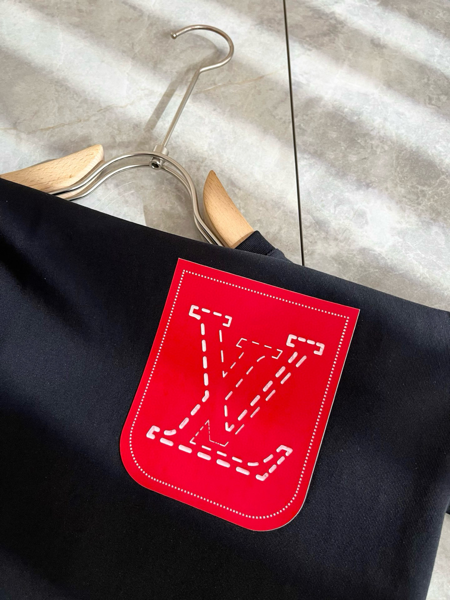 LouisVuitt*路易*登 2025春夏全新系列单品上线，非常时髦前卫的一款男女同款短袖T恤，标识l