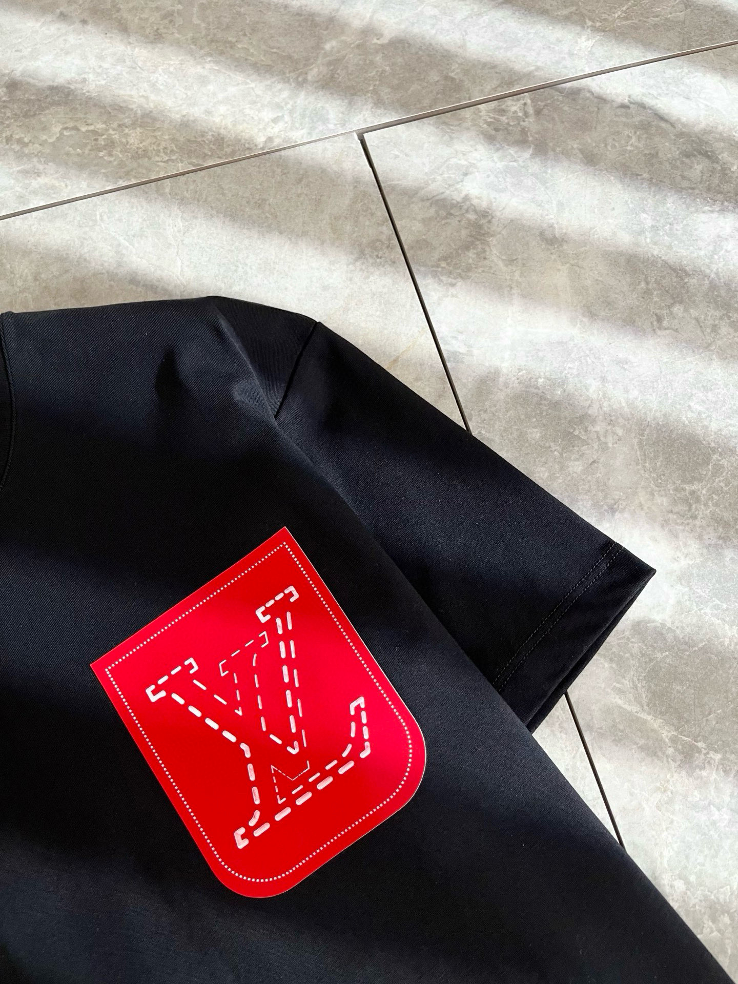 LouisVuitt*路易*登 2025春夏全新系列单品上线，非常时髦前卫的一款男女同款短袖T恤，标识l