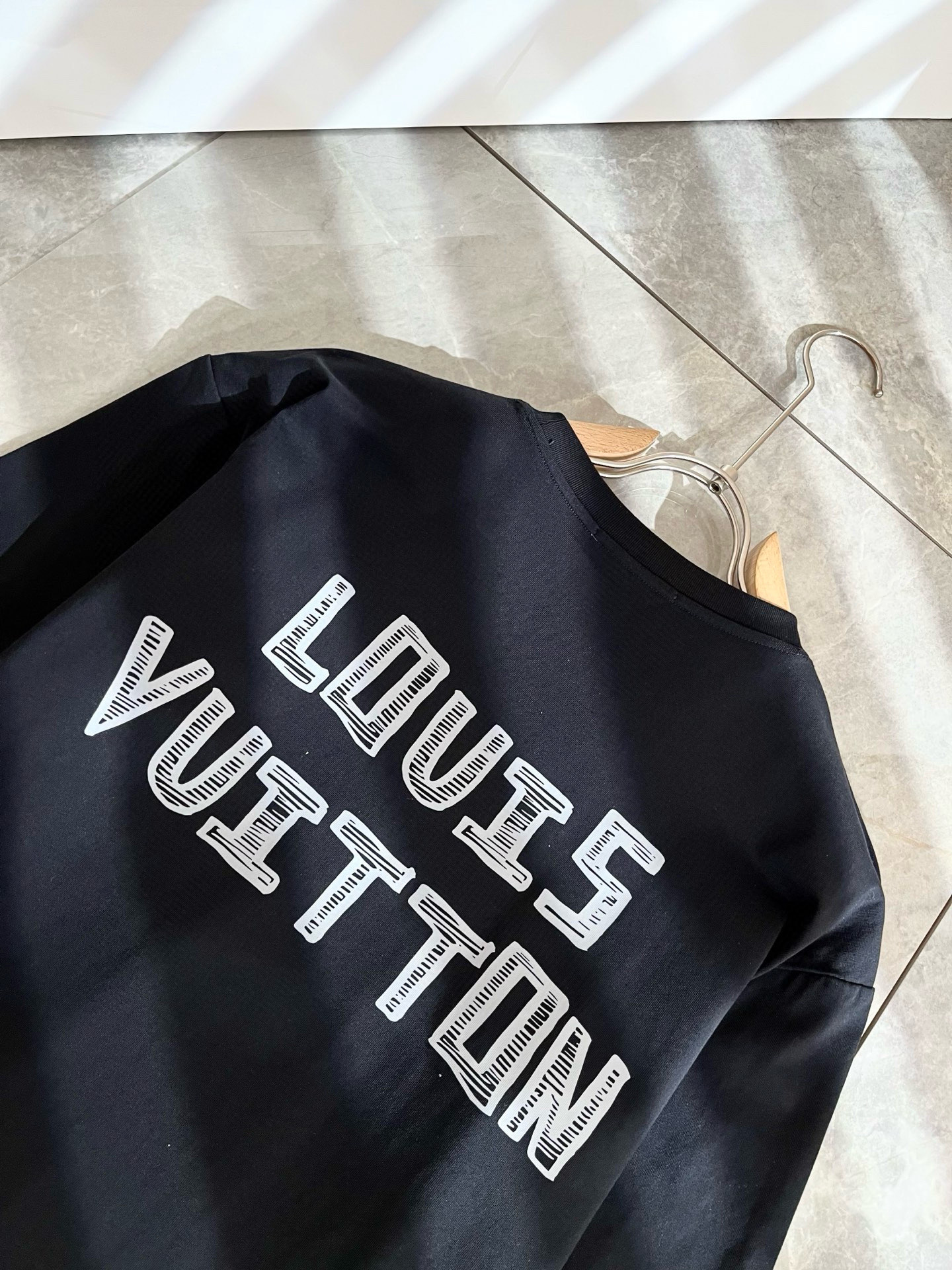 LouisVuitt*路易*登 2025春夏全新系列单品上线，非常时髦前卫的一款男女同款短袖T恤，标识l