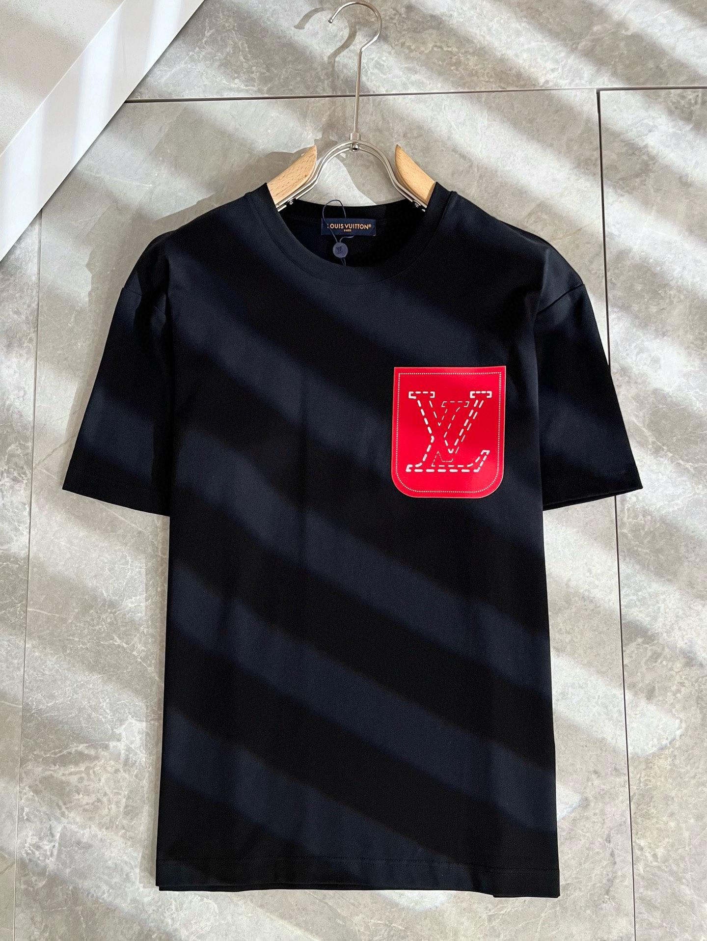 LouisVuitt*路易*登 2025春夏全新系列单品上线，非常时髦前卫的一款男女同款短袖T恤，标识l