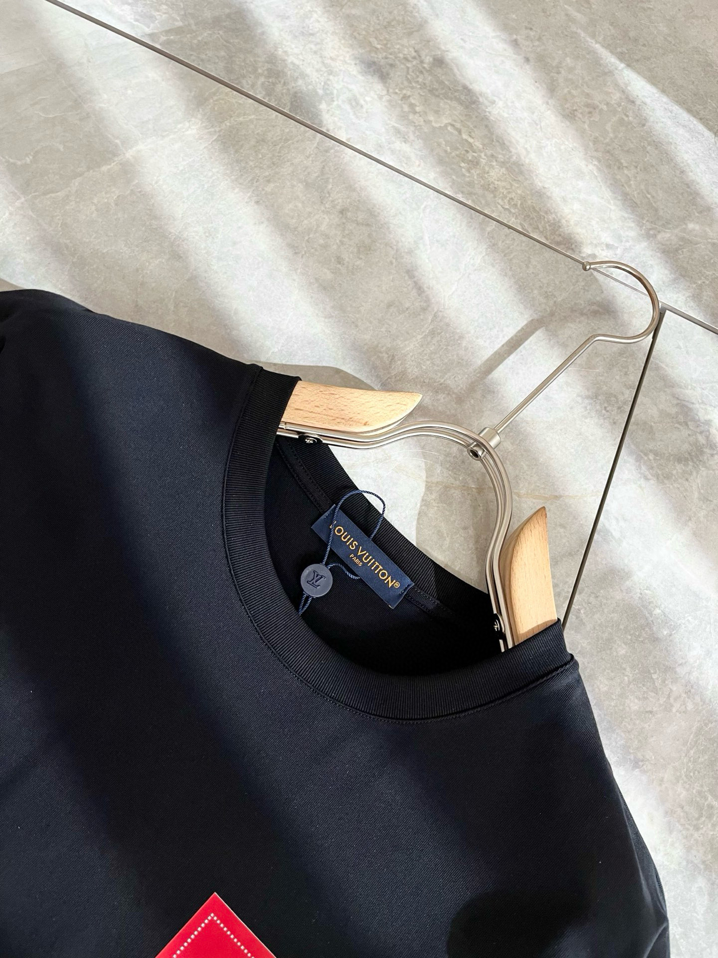 LouisVuitt*路易*登 2025春夏全新系列单品上线，非常时髦前卫的一款男女同款短袖T恤，标识l