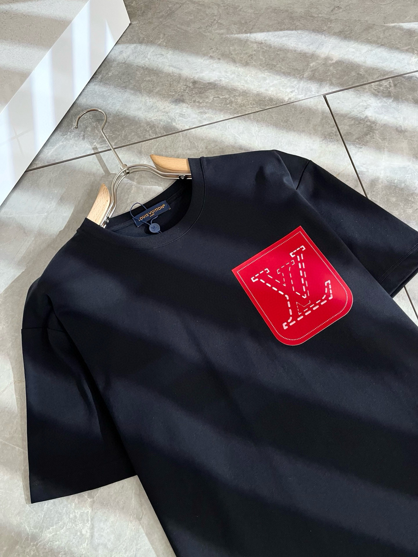 LouisVuitt*路易*登 2025春夏全新系列单品上线，非常时髦前卫的一款男女同款短袖T恤，标识l