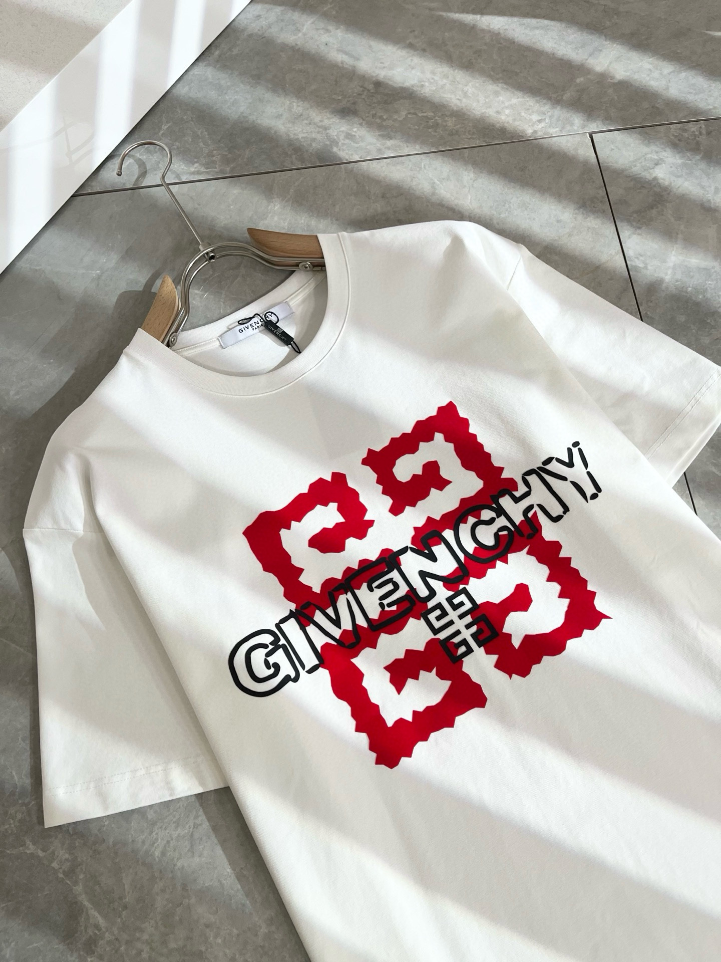 Giv*chy/纪*希2025春夏新款男女同款👫短袖T恤，主创时尚注入了全新时尚能量。通过探索各种题材和