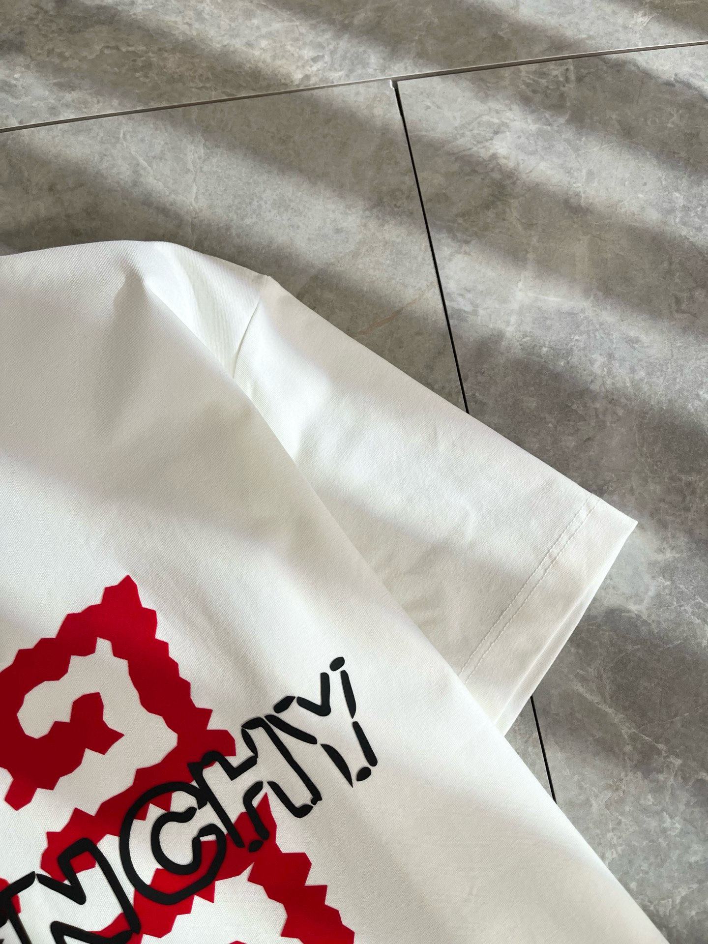 Giv*chy/纪*希2025春夏新款男女同款👫短袖T恤，主创时尚注入了全新时尚能量。通过探索各种题材和