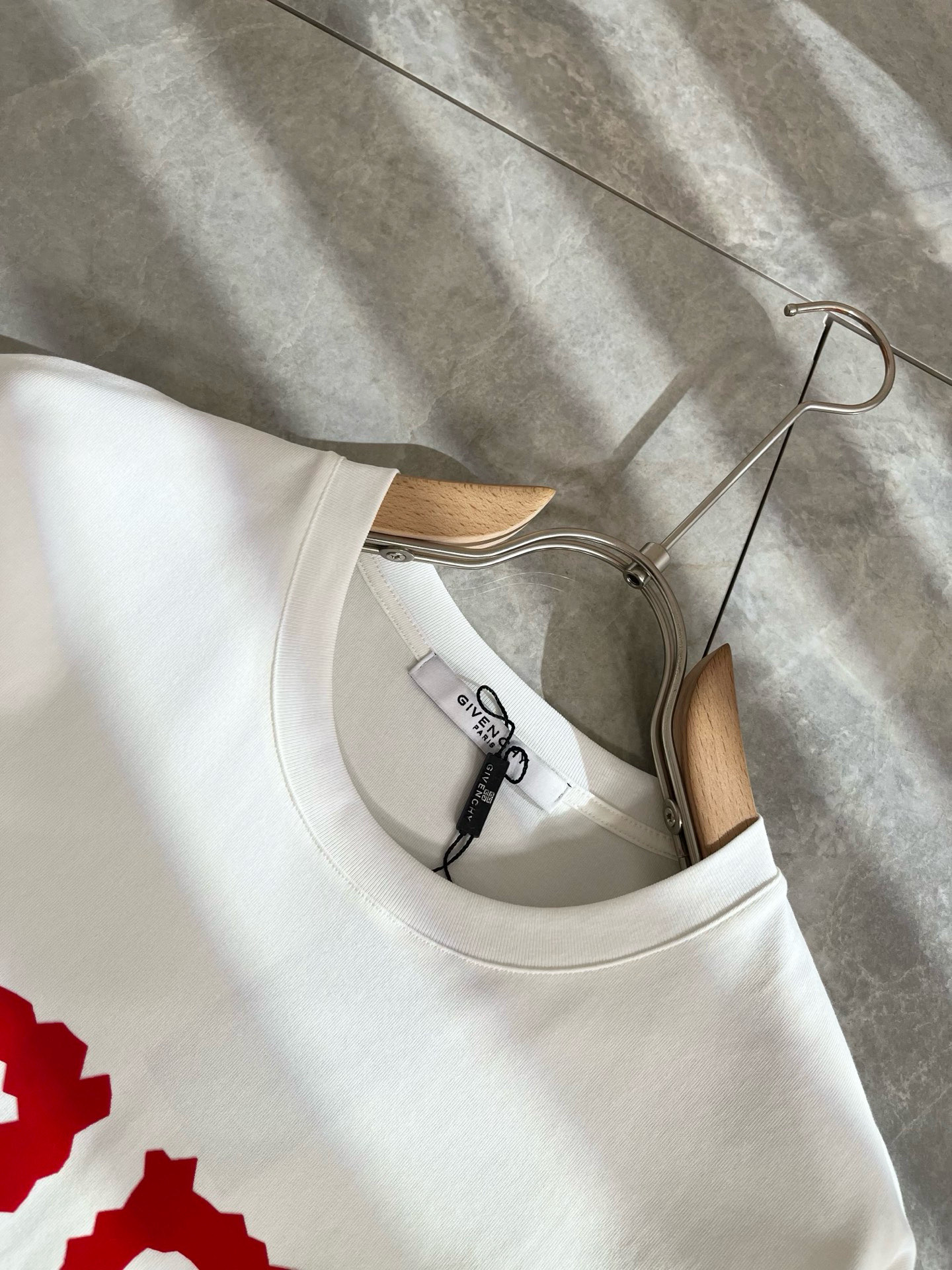 Giv*chy/纪*希2025春夏新款男女同款👫短袖T恤，主创时尚注入了全新时尚能量。通过探索各种题材和