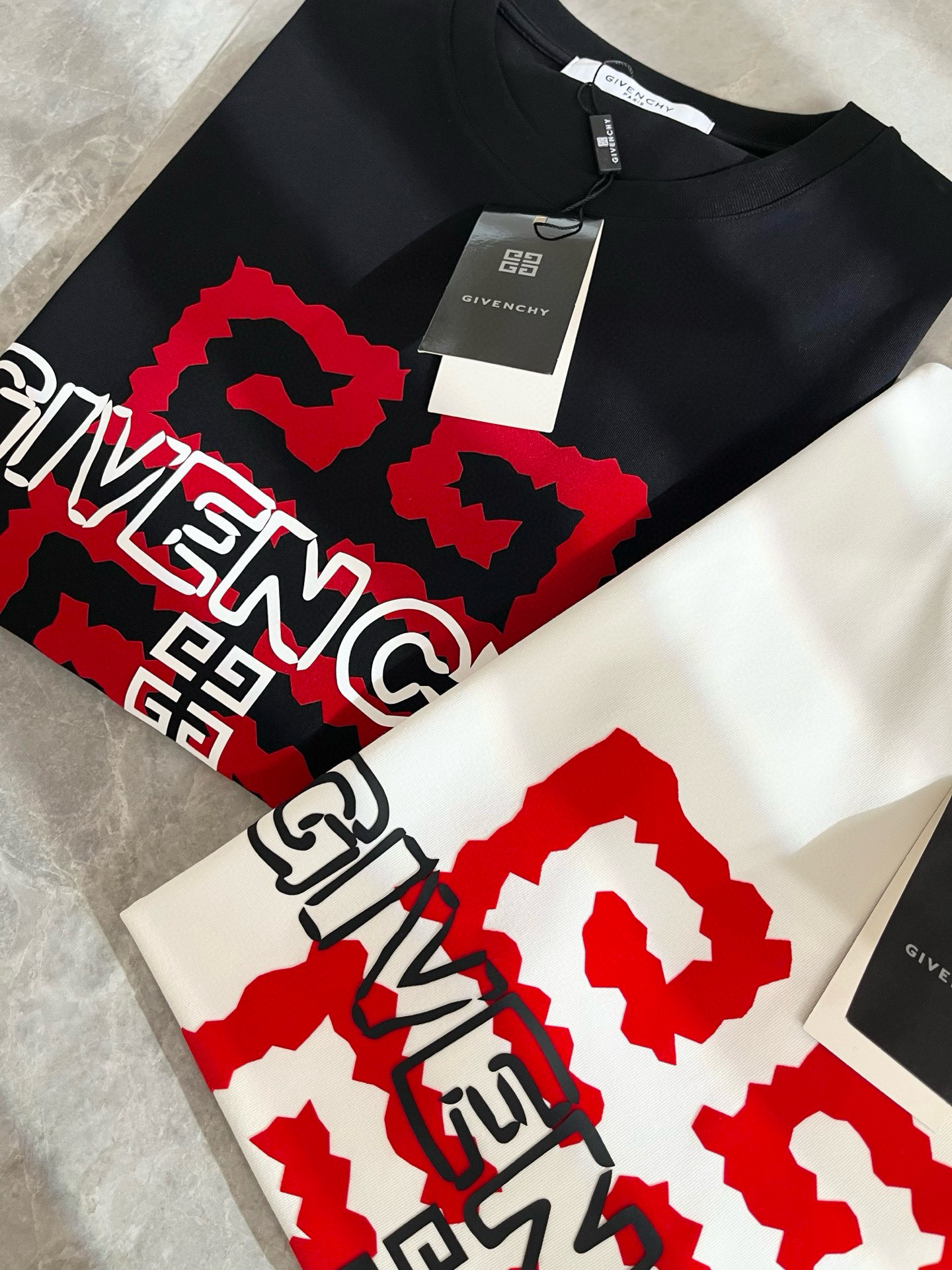 Giv*chy/纪*希2025春夏新款男女同款👫短袖T恤，主创时尚注入了全新时尚能量。通过探索各种题材和