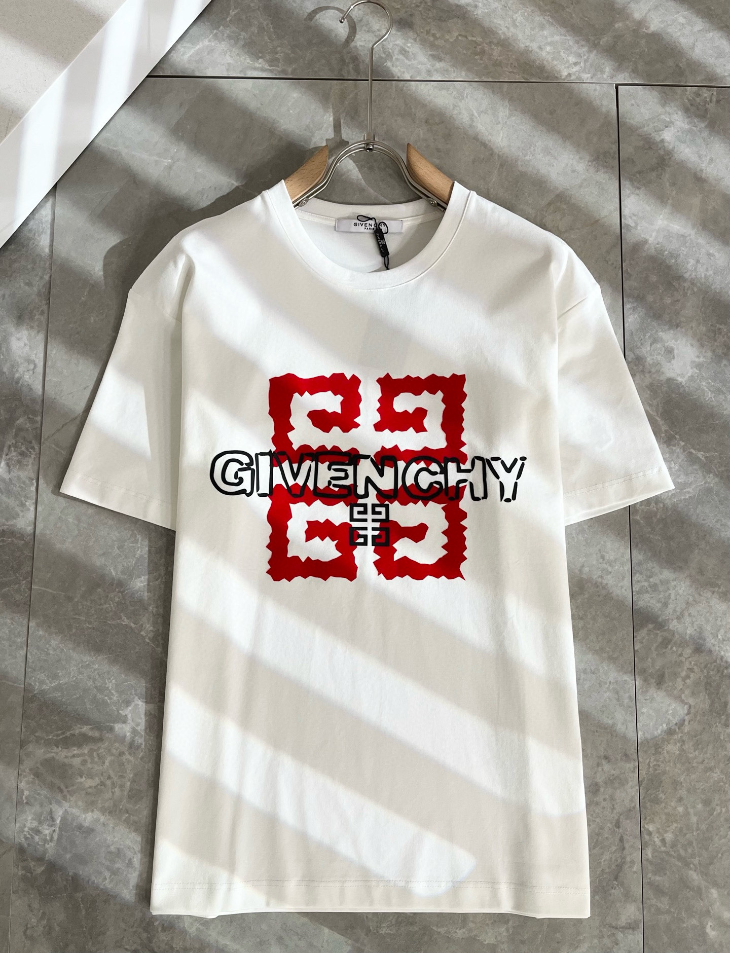 Giv*chy/纪*希2025春夏新款男女同款👫短袖T恤，主创时尚注入了全新时尚能量。通过探索各种题材和